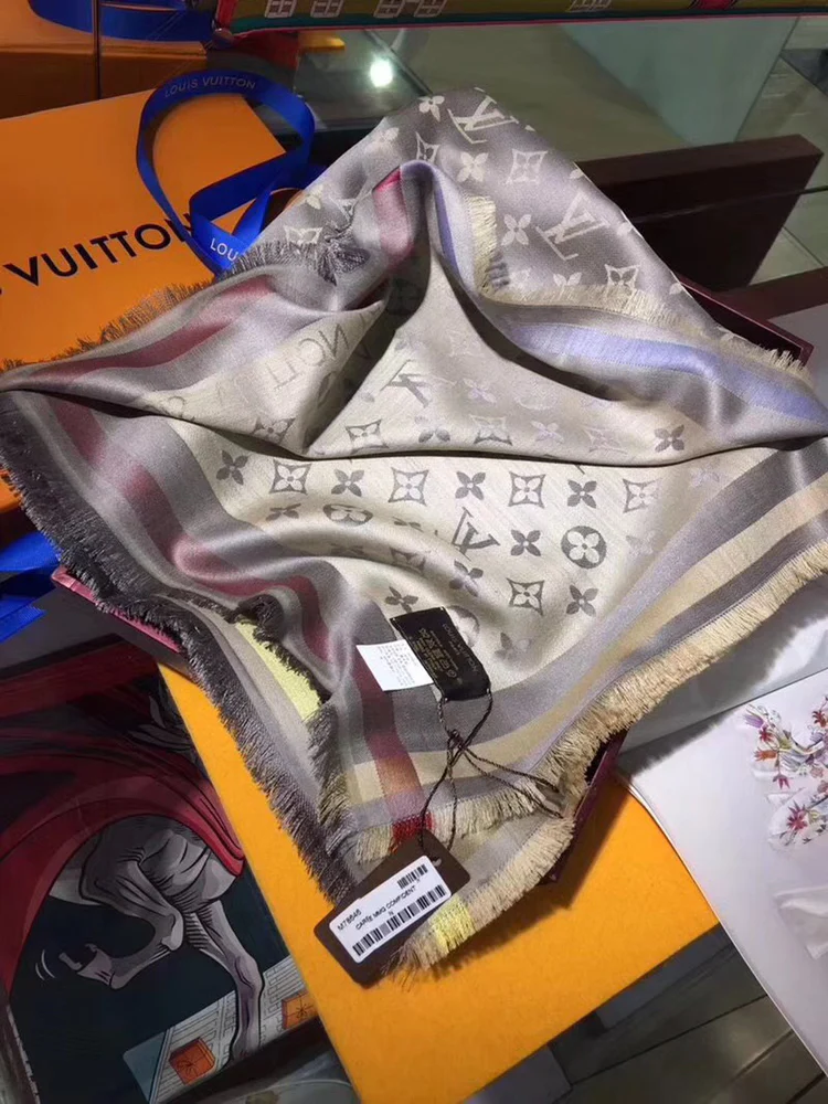 Шелковый шарф LV-140 Monogram — модель высшего класса с исключительно мягкой текстурой — 1