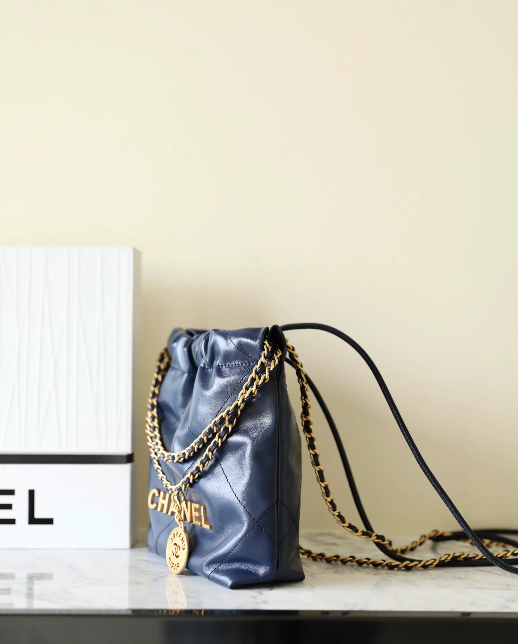 Коллекция Chanel Весна/Лето 2023: Новинка - Сумка 22 - Мини - Темно-синий