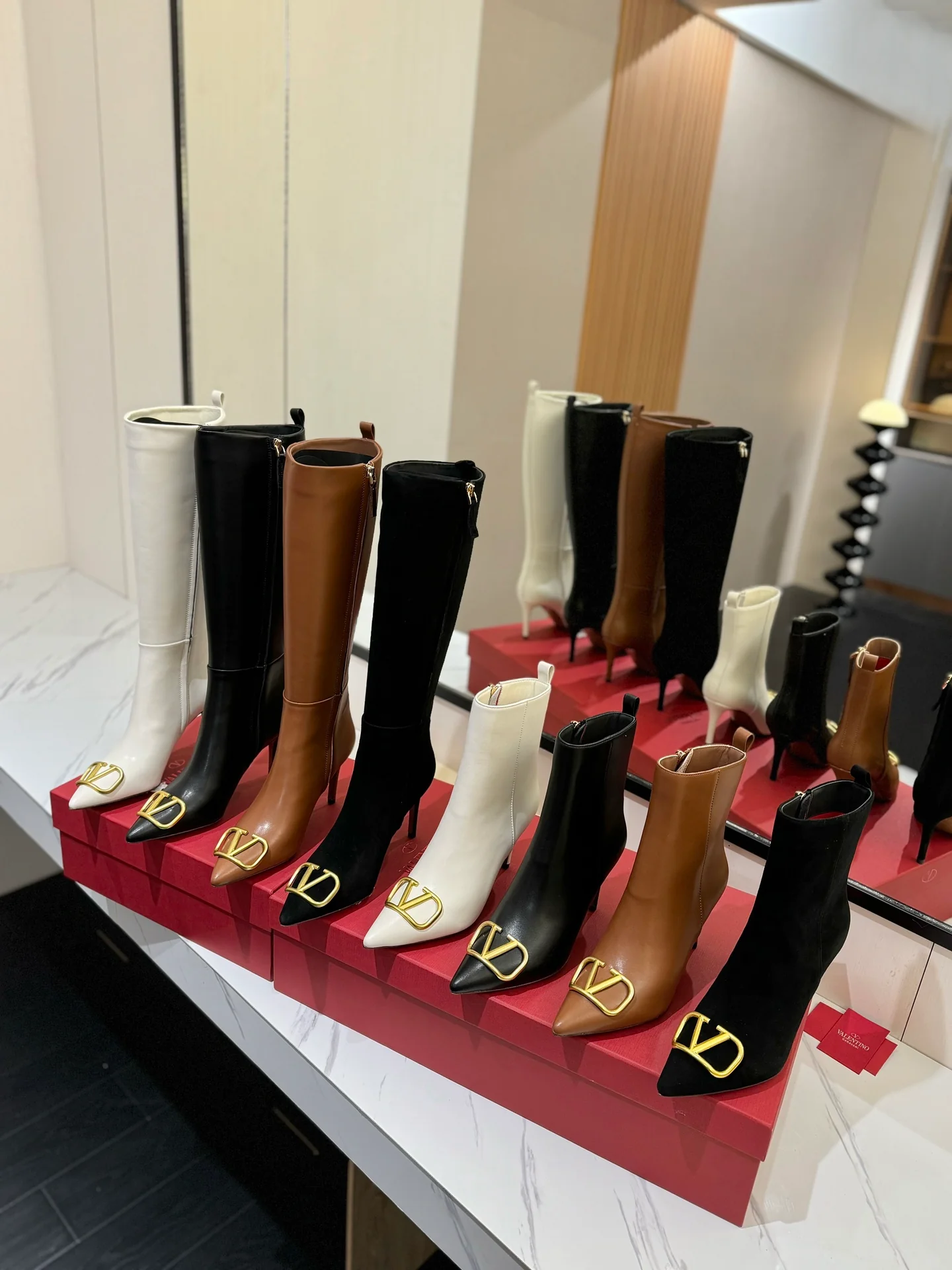Культовые сапоги на высоком каблуке для верховой езды от Valentino, коллекция 2024 года - изображение коллекции.