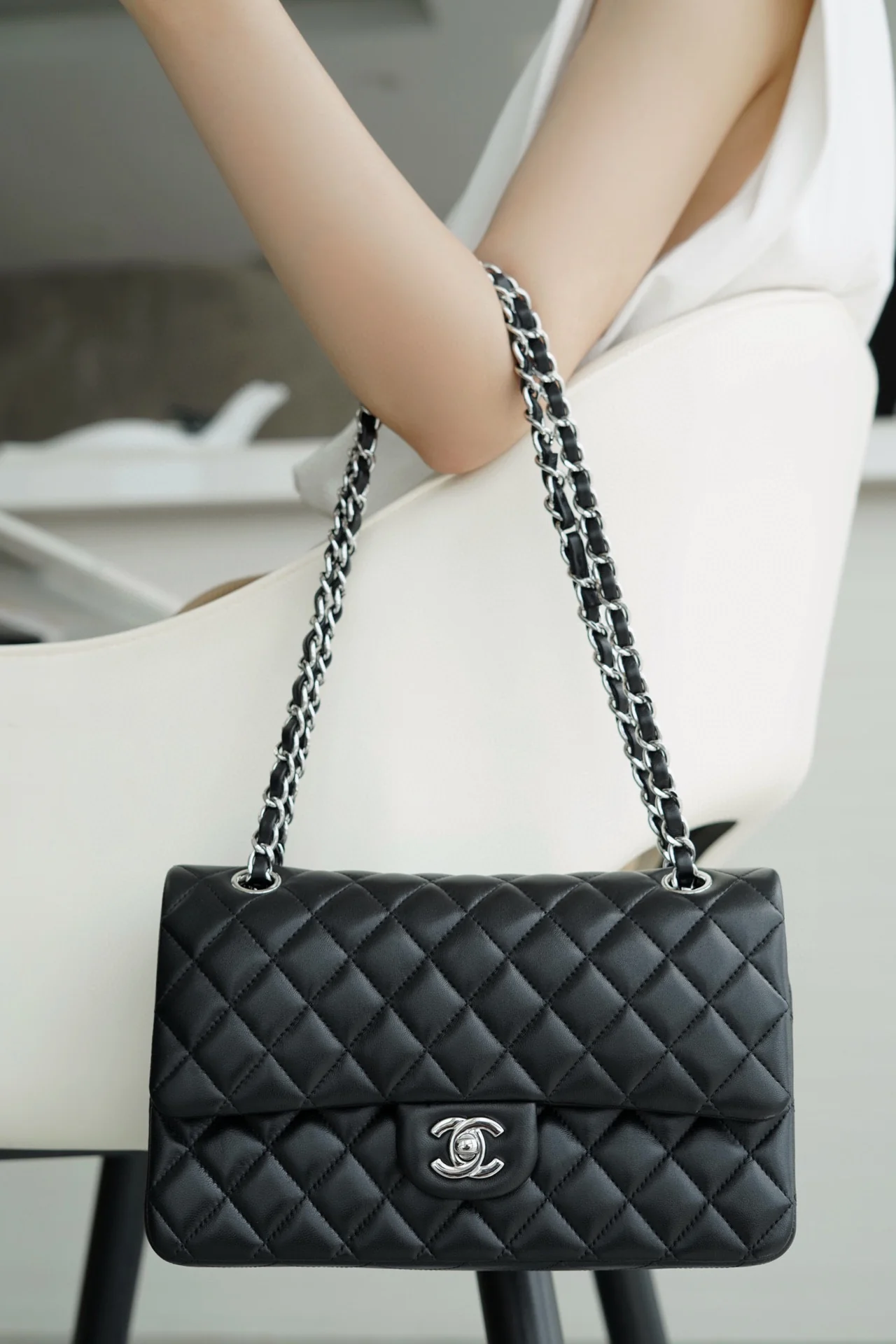 Сумка Chanel CF Medium - 25 см - из черной овечьей кожи с серебряной пряжкой - CF25