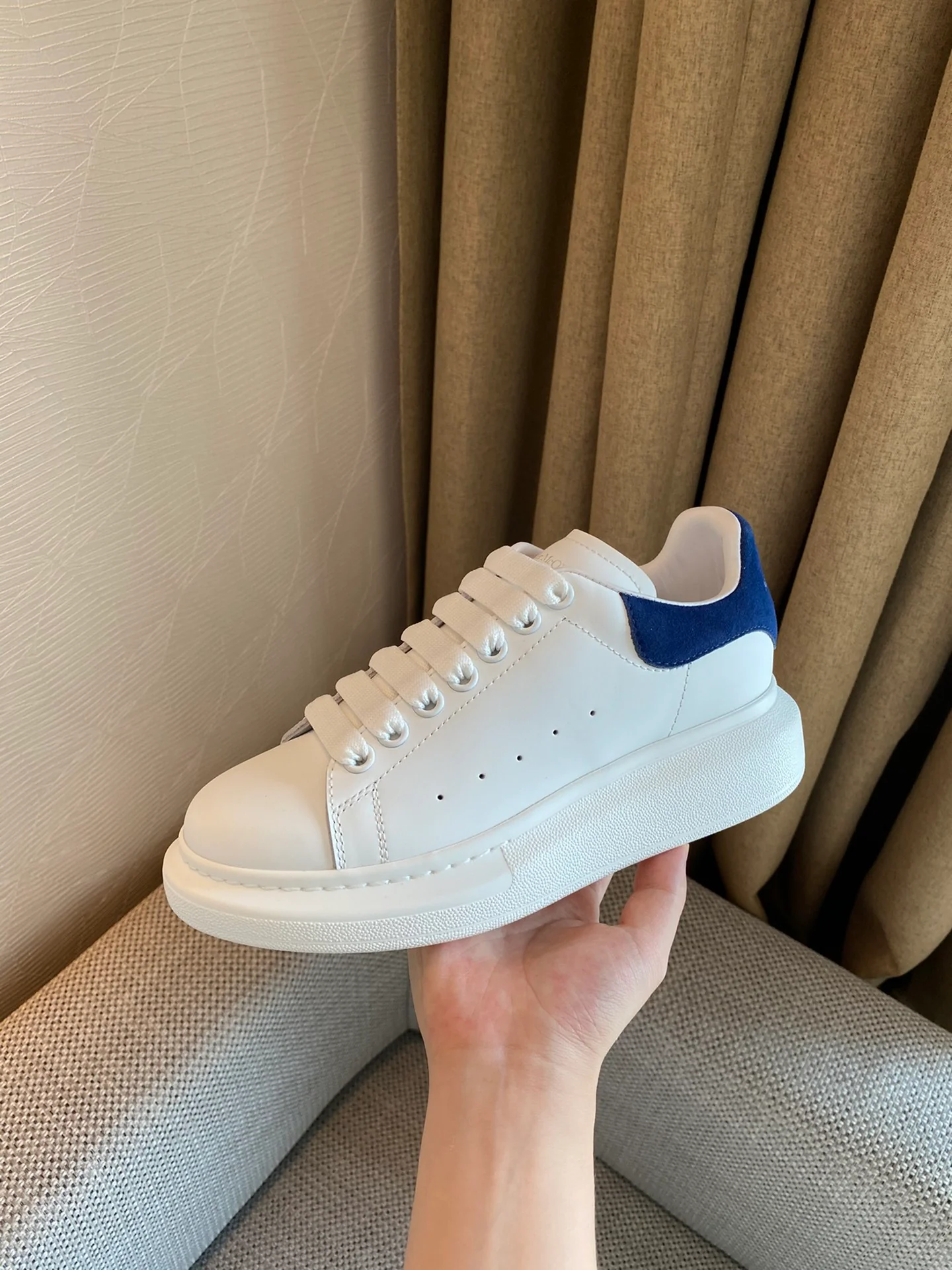 Классические белые кроссовки McQueen с замшевой подошвой и темно-синим каблуком