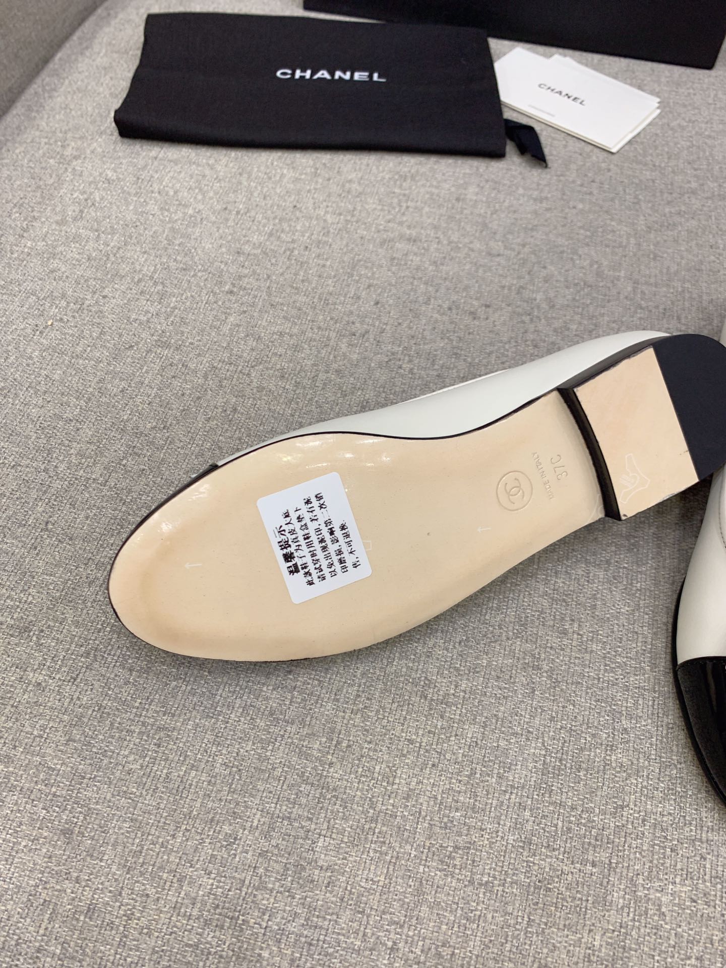 Классические балетки Chanel с двойной пряжкой в ??виде буквы С — дизайн ?бабочка?, белые.