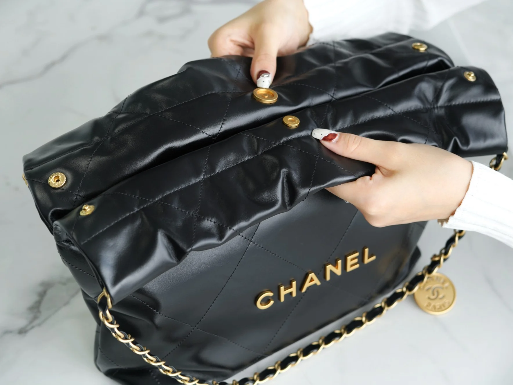 Сумка Chanel 22p 22bag, маленькая, черная, с серебряной пряжкой.