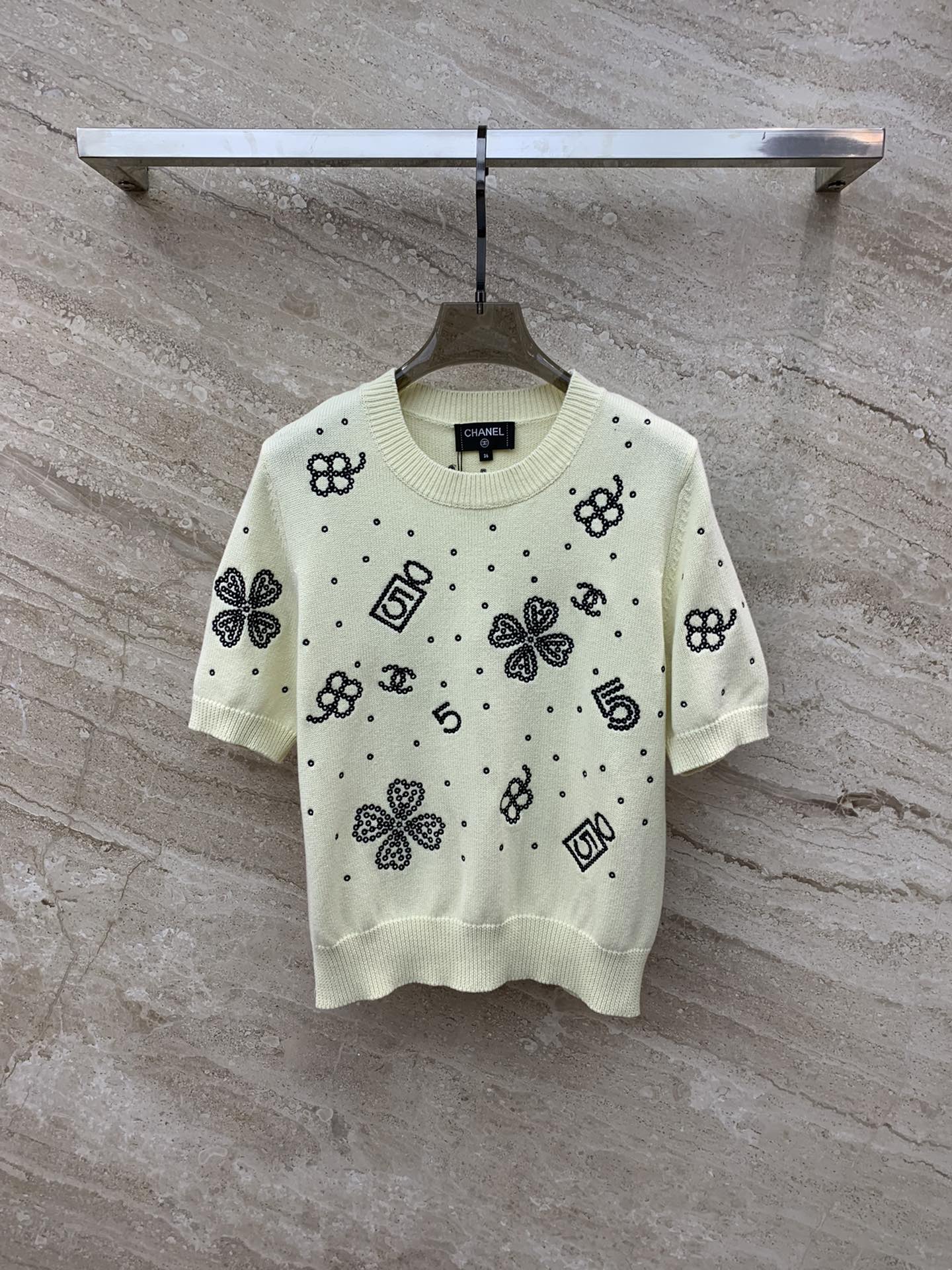 Вязаный топ Chanel 2403 с четырехлистным клевером и цифровым логотипом C, круглым вырезом и короткими рукавами - желтый