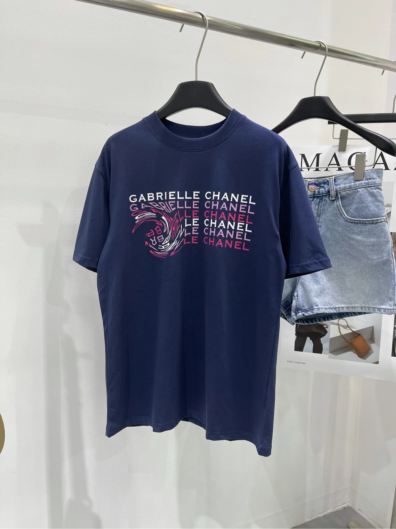 Рюкзак Chanel 2403 темно-синего цвета с футболкой с принтом.