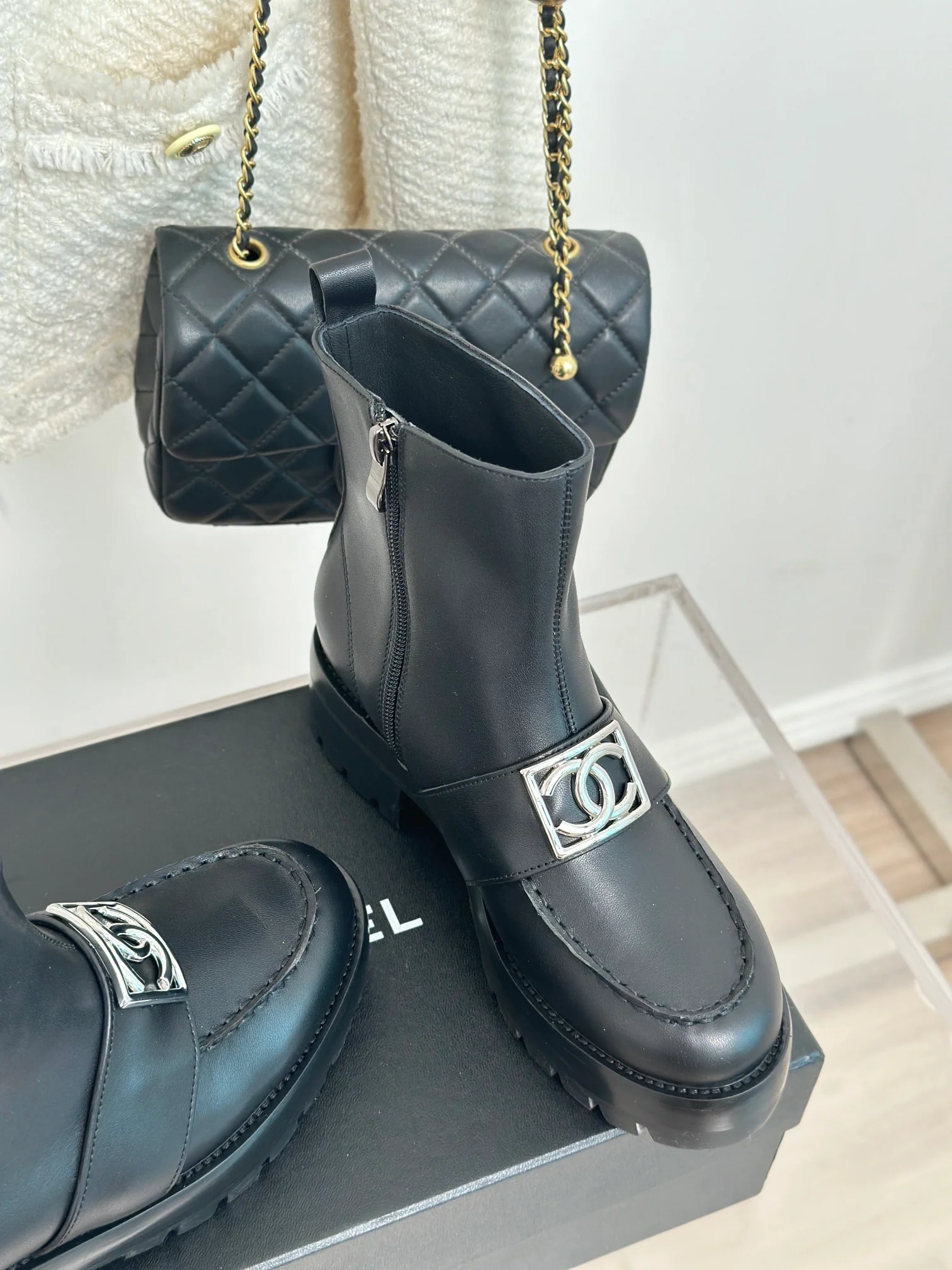 Новинка сезона осень/зима 2023 от Chanel - Ботильоны на массивном каблуке с квадратной пряжкой - Черные