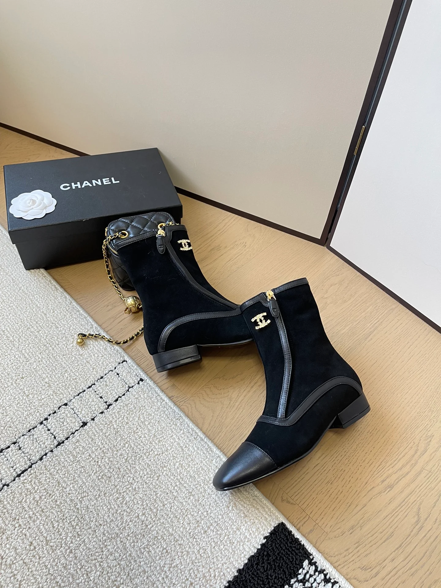 Ботильоны Chanel 2024 с острым носком - черные