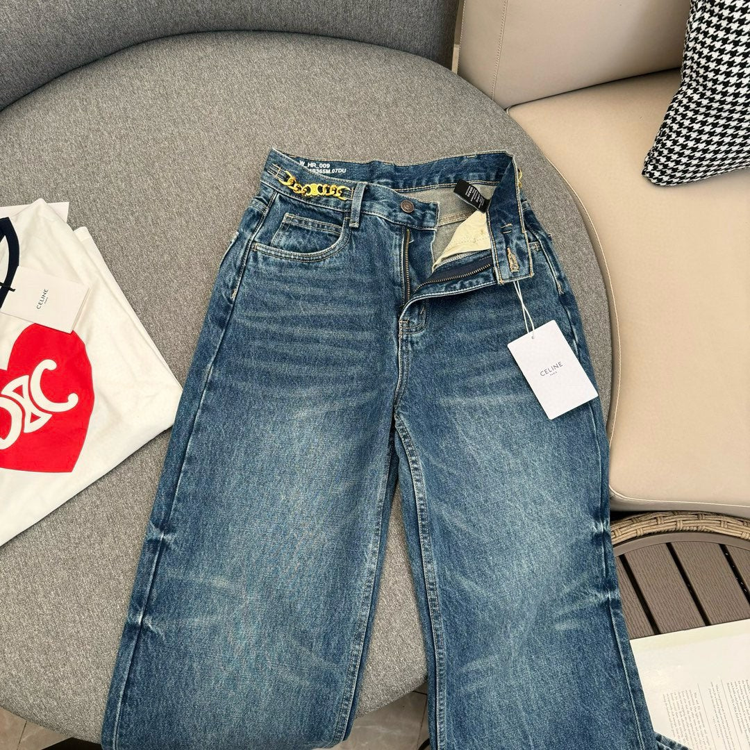 Celine - 2403 - 24 Весна/Лето Новинка Джинсы прямого кроя Triumph Gate с металлической цепочкой и пряжкой на талии