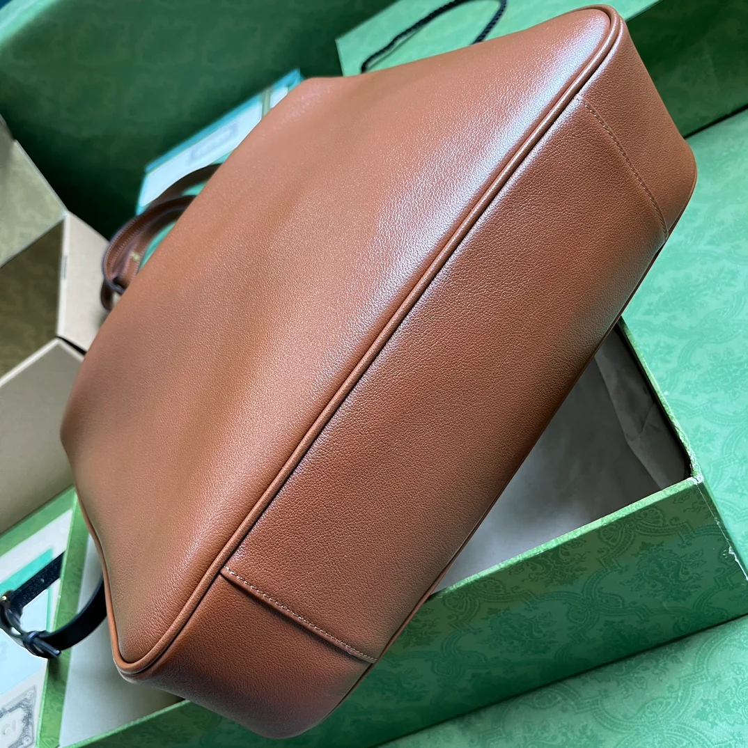 Средняя сумка через плечо Gucci Diana из серии Diana - коричневая.