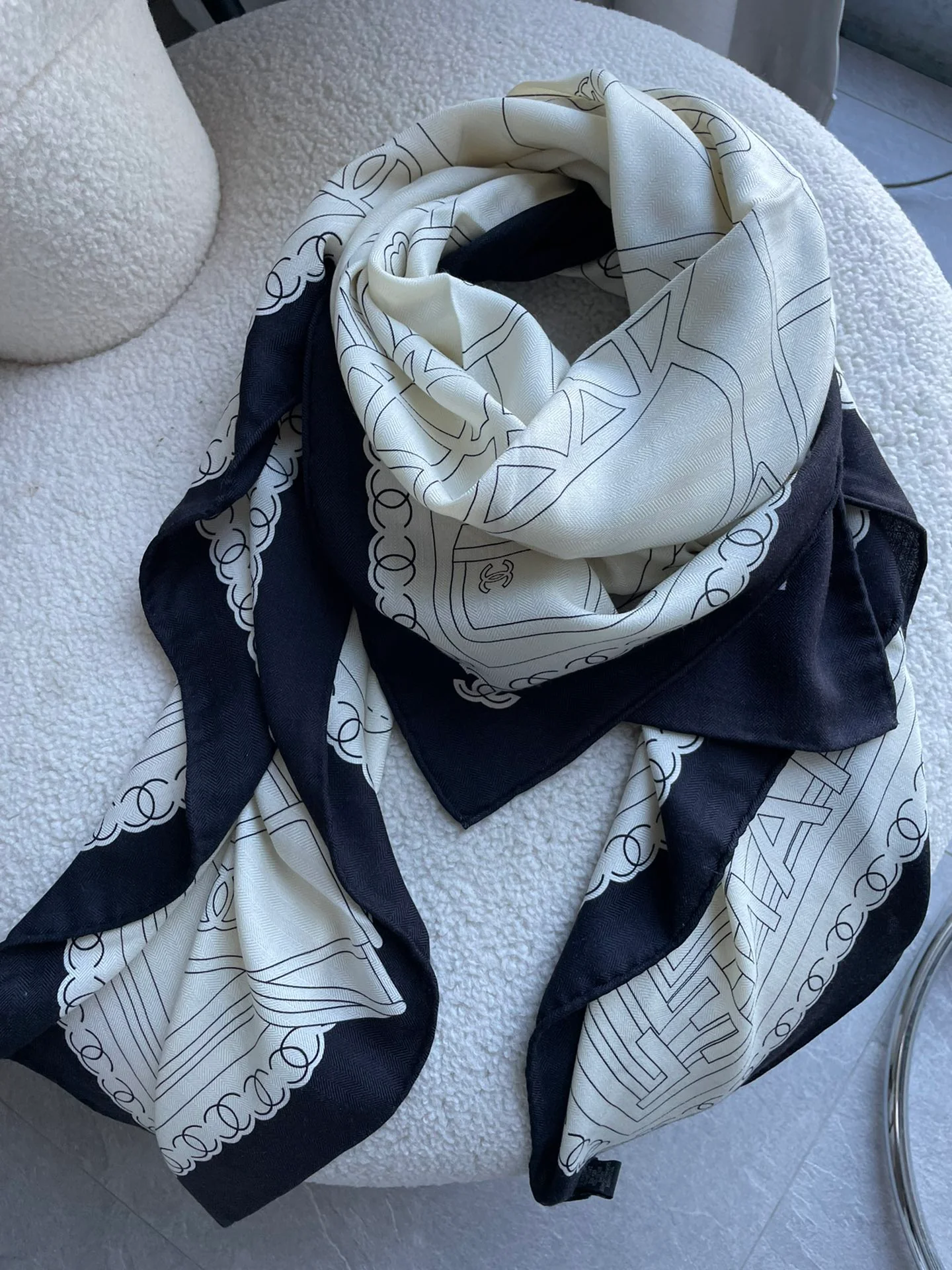 Chanel - Двусторонняя шаль 140 см