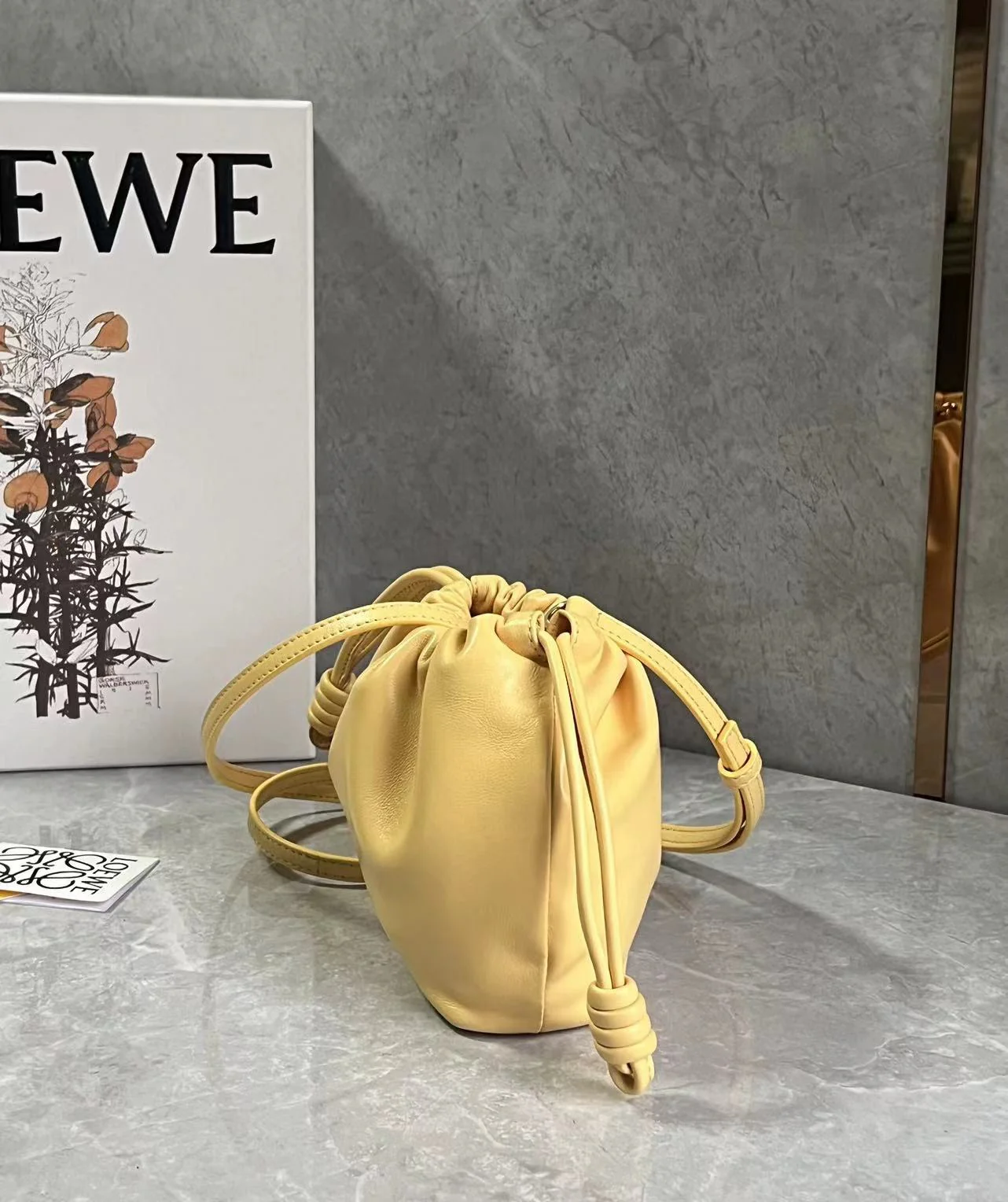 Сумка Loewe Flamenco из овечьей кожи — ярко-желтая.