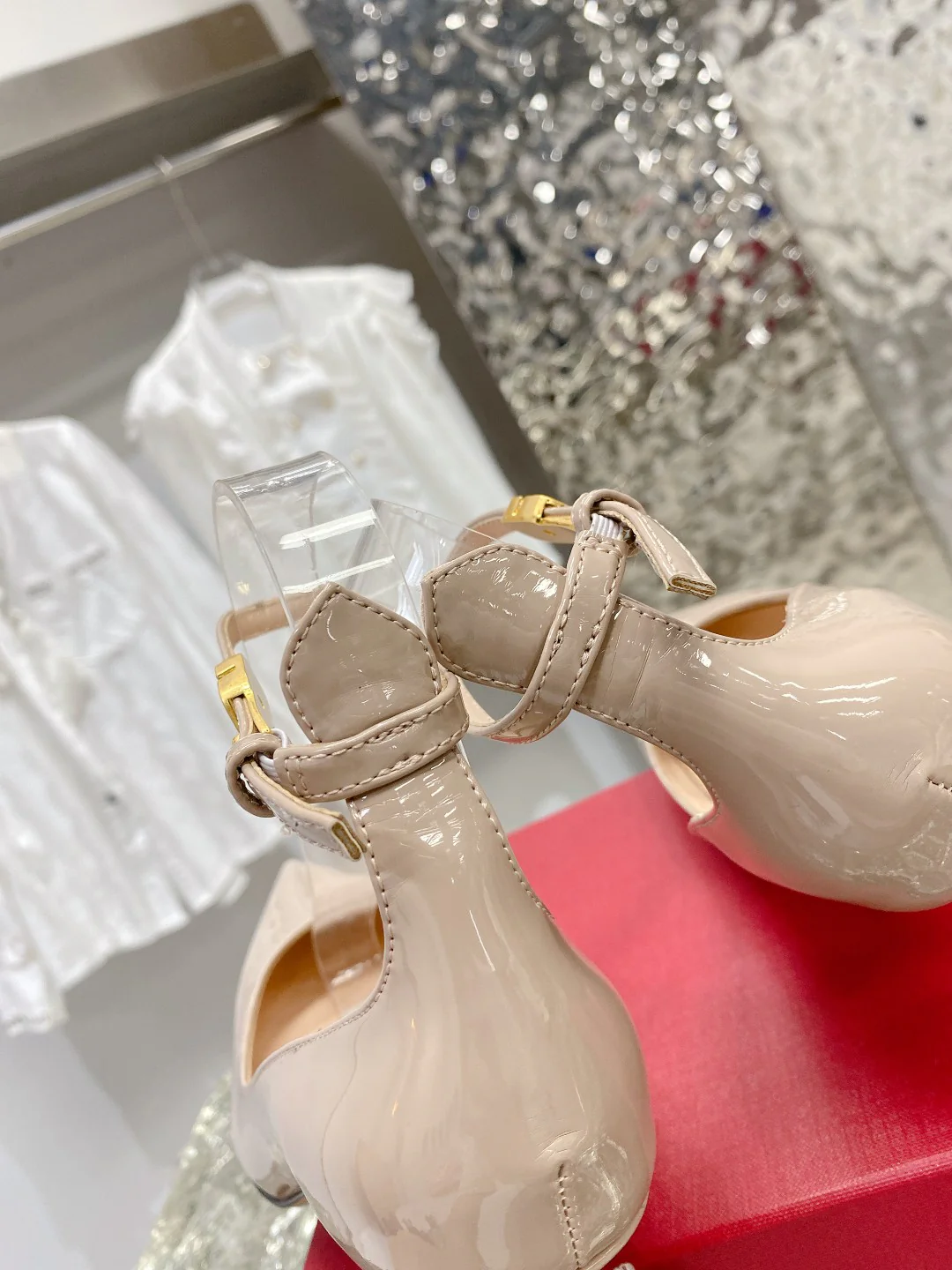 Новинки сезона ?Начало осени? от Valentino 2022 — туфли на высоком каблуке.
