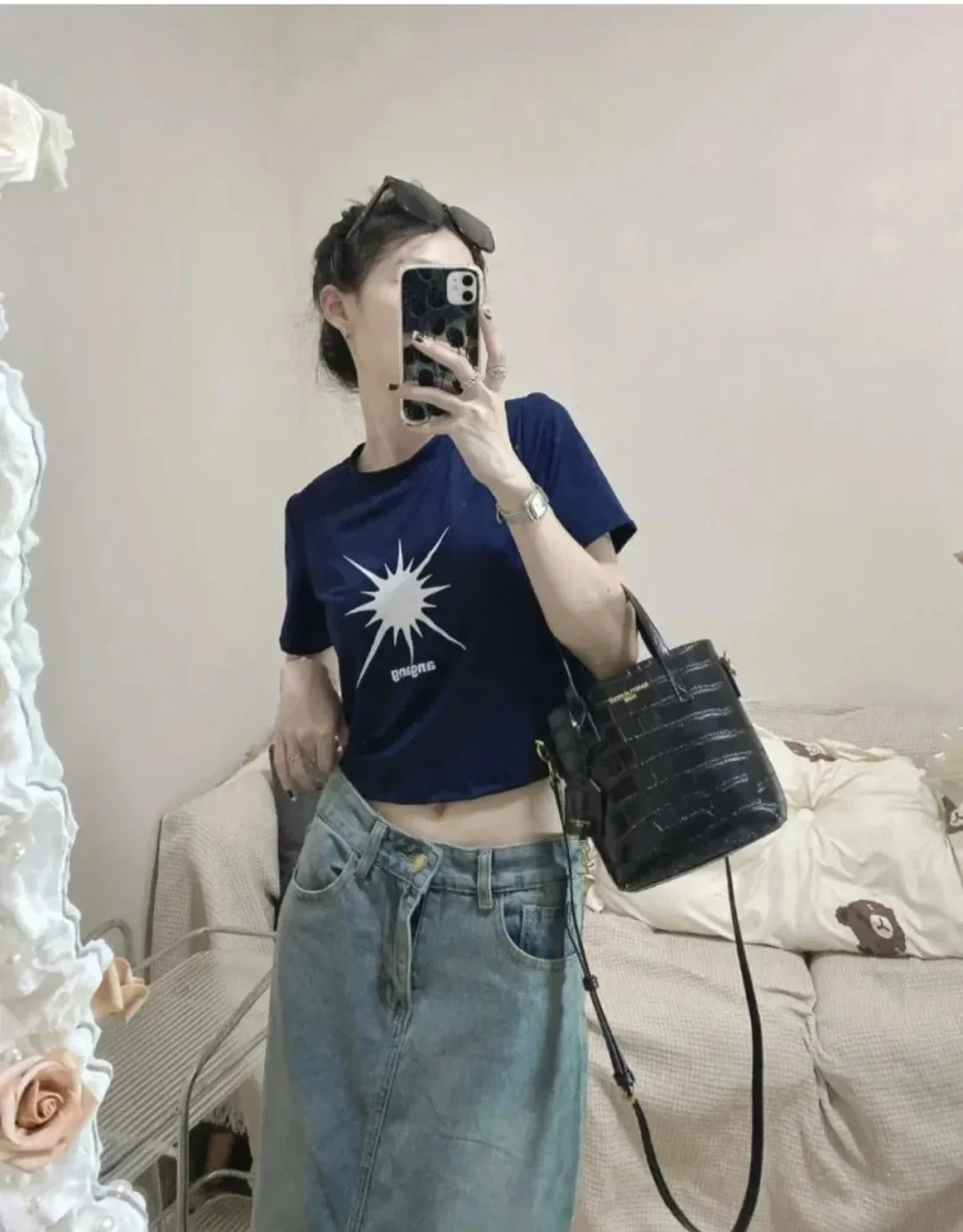 Мини-сумка YSL с крокодиловым принтом — черная — на фото.