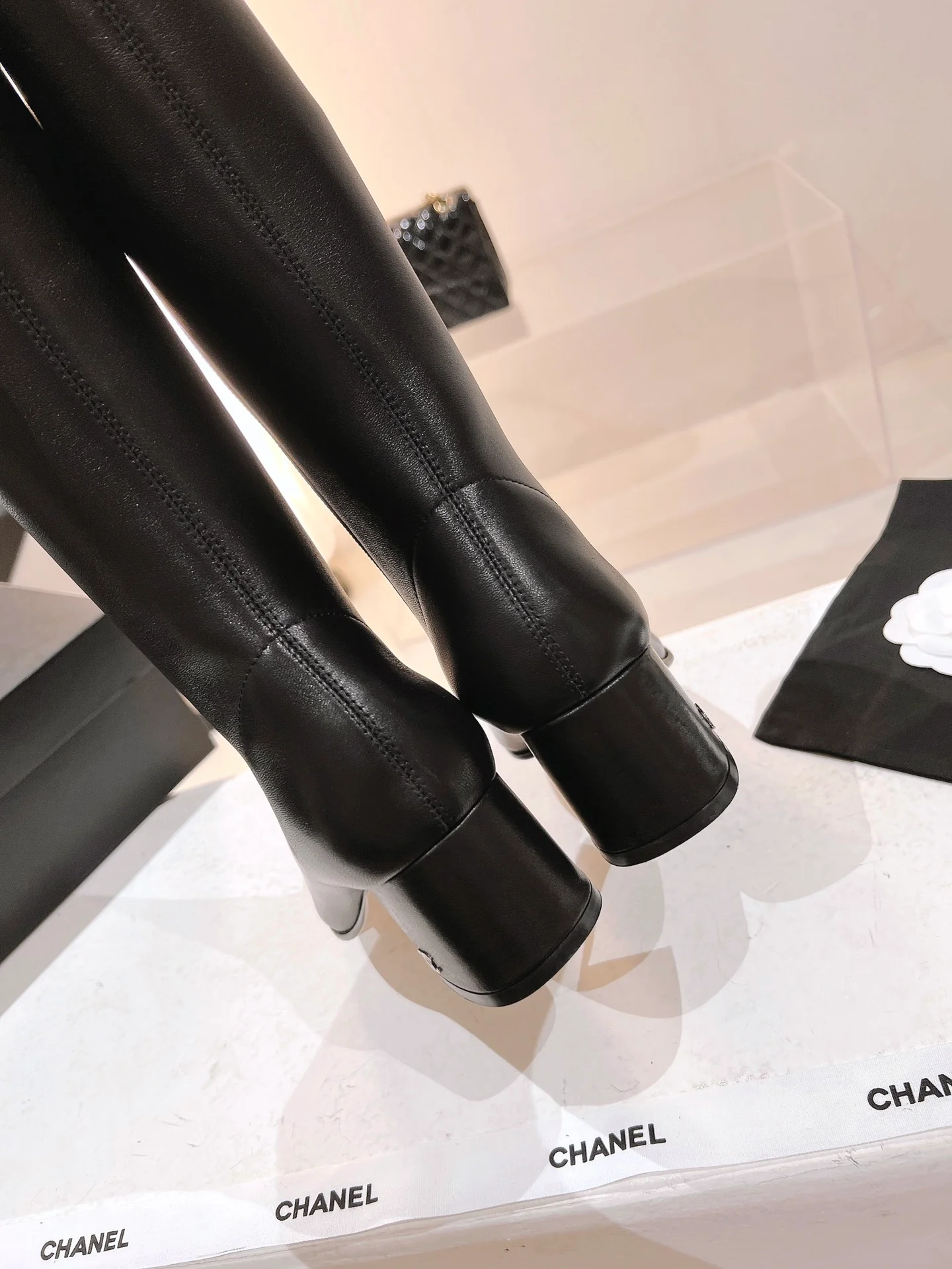 Новинка сезона осень/зима 2022 от Chanel - высокие сапоги из черной замши.