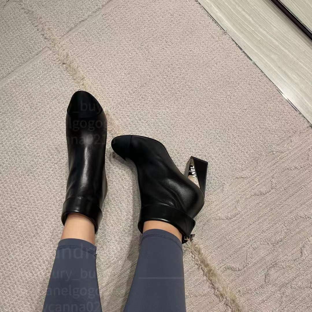 Новинка сезона осень/зима 2022 от Chanel — ботильоны на высоком каблуке — фотографии в движении.