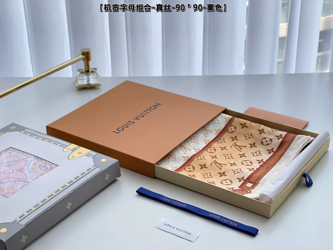 LV - Секретный алфавит - Шелковый шарф 90 см