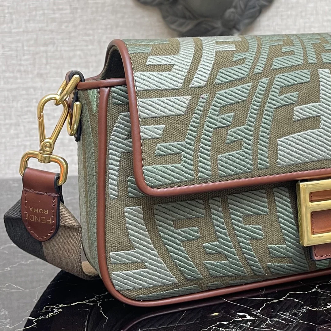 Сумка-багет Fendi Baguette — средняя длина, зеленая, с вышивкой в ??виде ?рыбьего глаза?.
