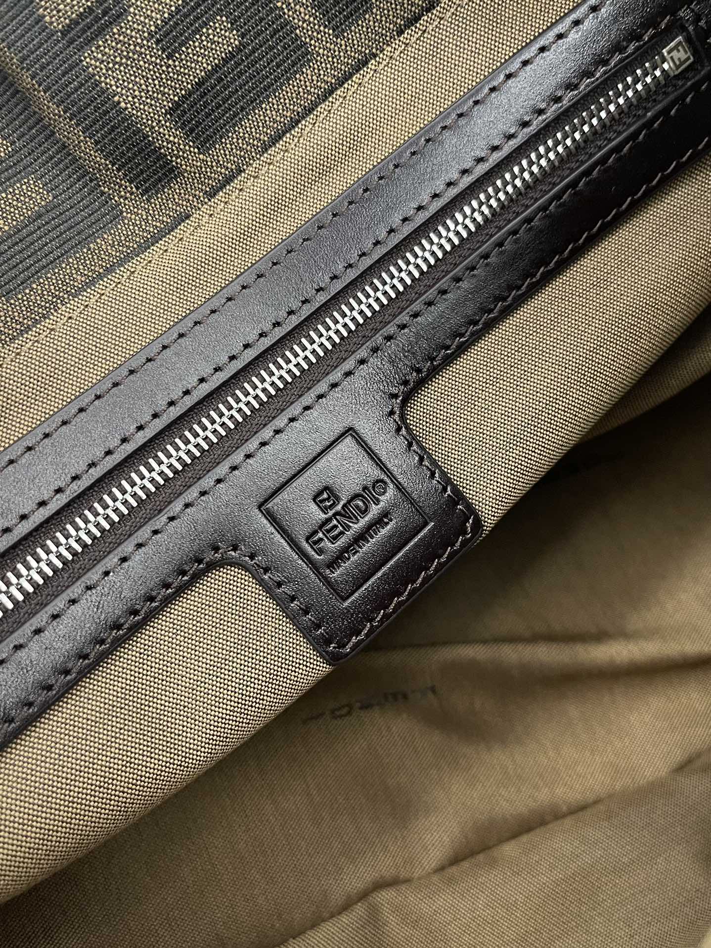 Винтажная сумка-багет Fendi - большая