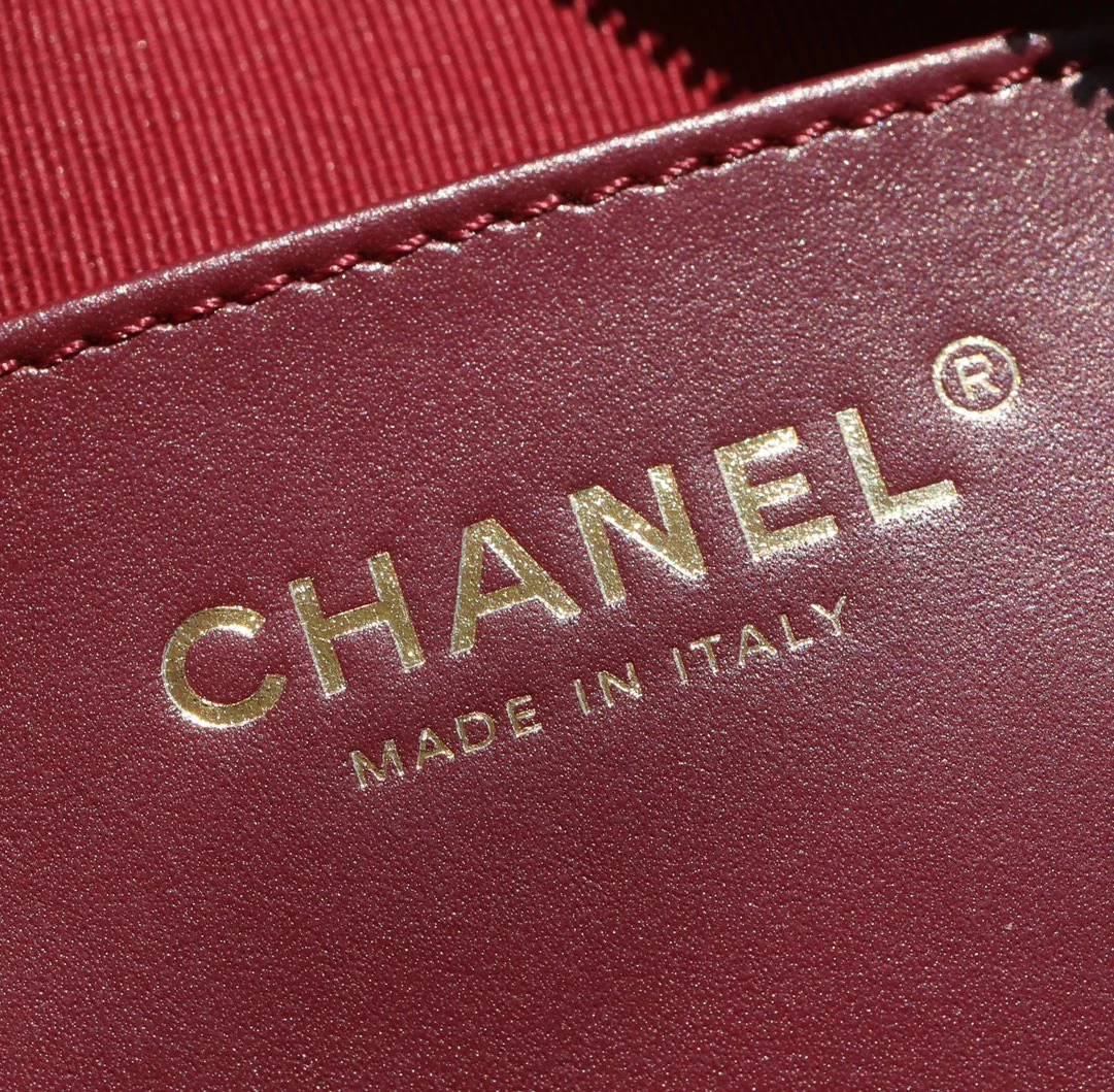 Миниатюрная сумка-фотоаппарат Chanel из 24-каратного золота с монетой - черная.