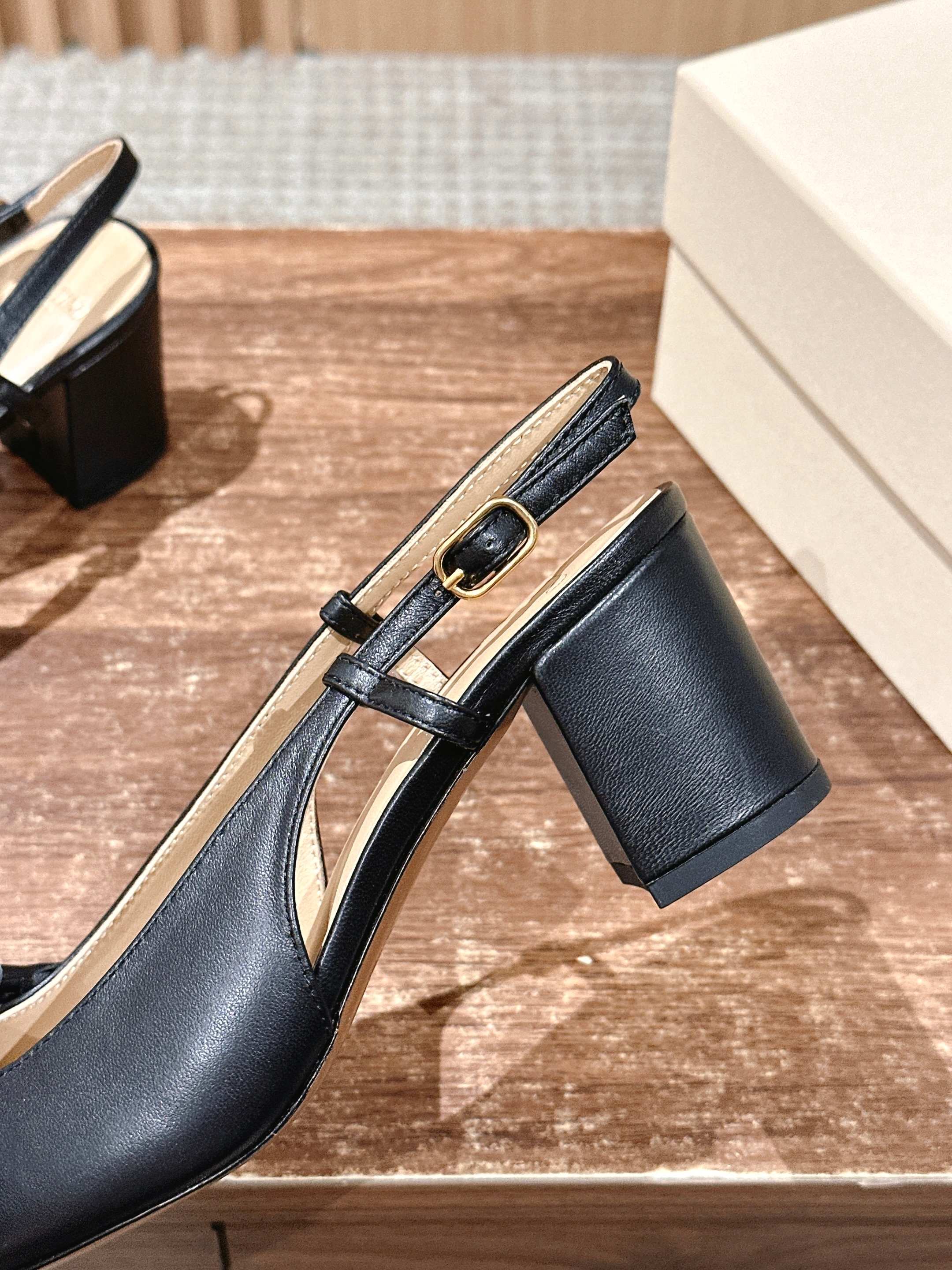 RV - Туфли на толстом каблуке с закрытым носком - Черные