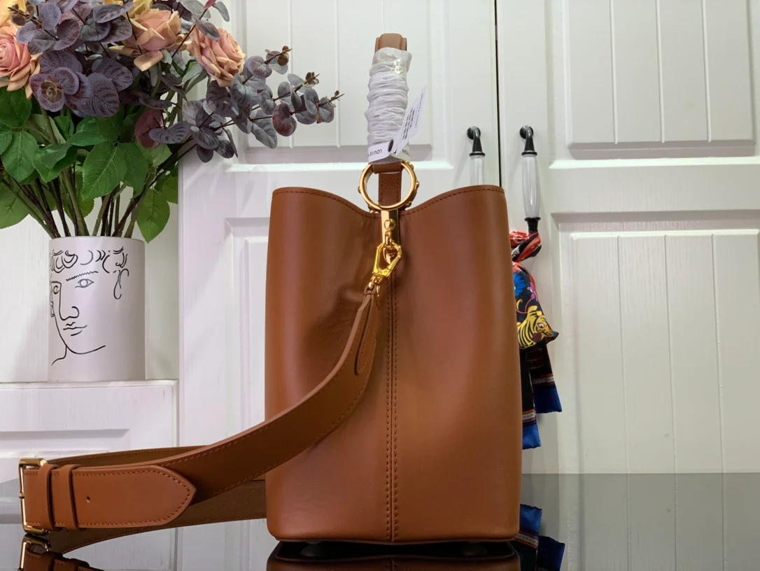 m24067-LV-Capucines Большая сумка, коричневая с золотой фурнитурой