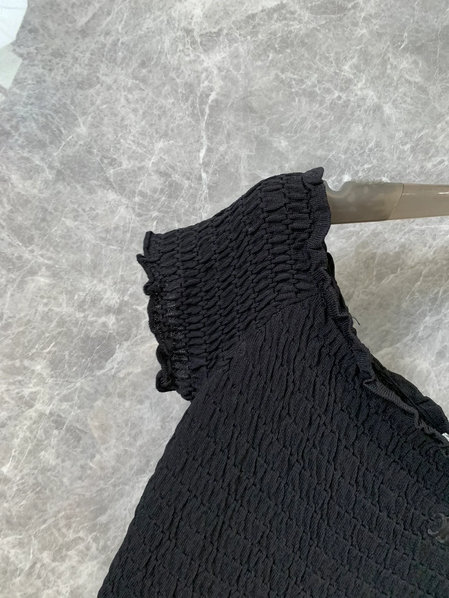 Celine - 2404 - 24ss Весна/Лето Новинка: Укороченный топ с плиссировкой и открытыми плечами