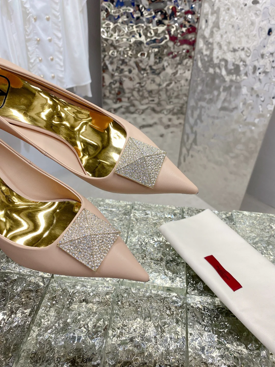 Новинка сезона ?Ранняя осень? от Valentino 2022 — туфли на высоком каблуке с пряжкой, украшенной стразами и заклепками.