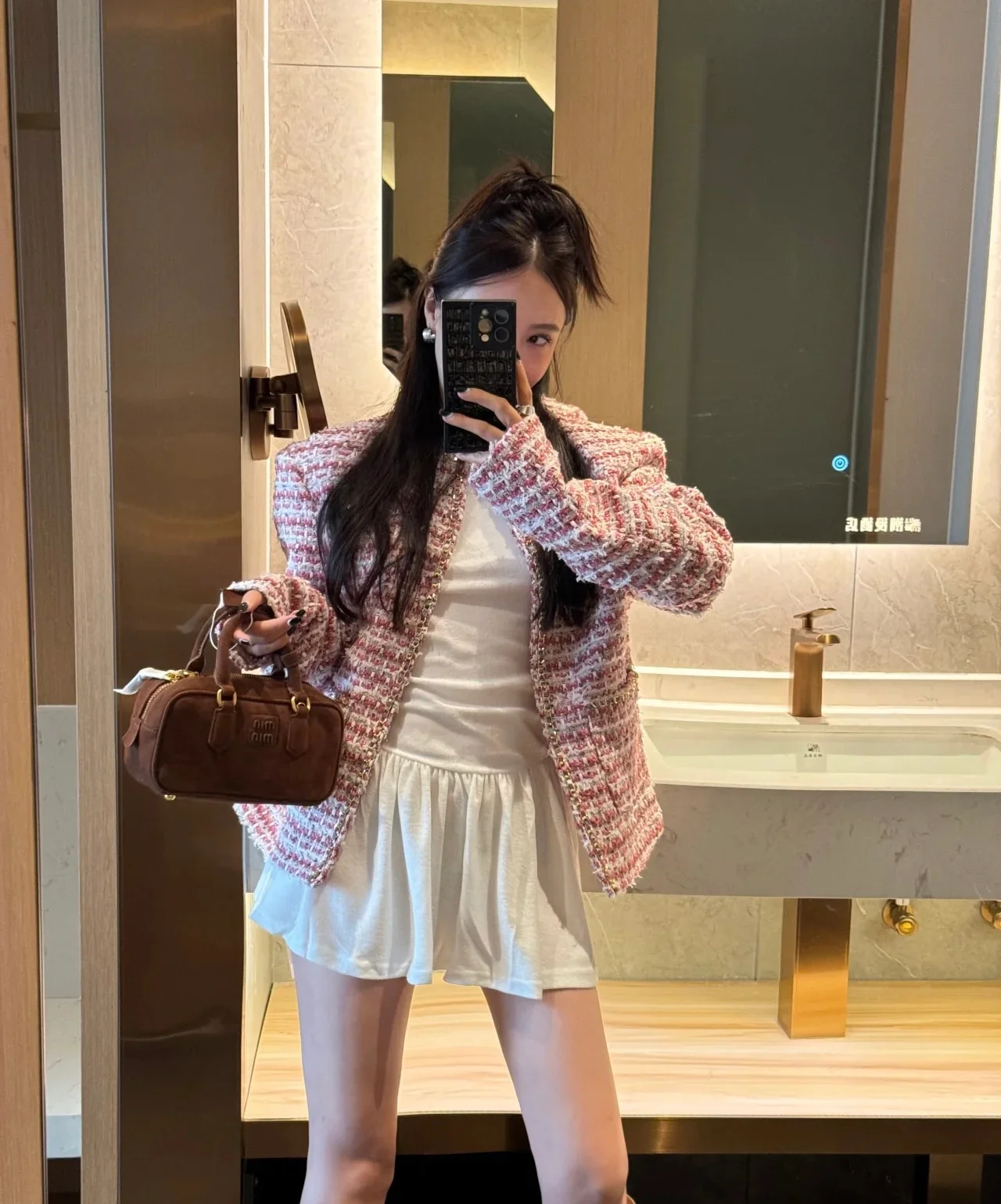 Сумка-боулинг Miu Miu из замши, маленькая, коричневая, излучает роскошь при ношении.