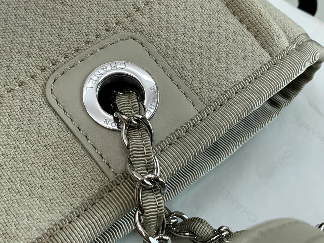 Пляжная сумка Chanel из коллекции осень/зима 2022 — бежевая — маленькая.