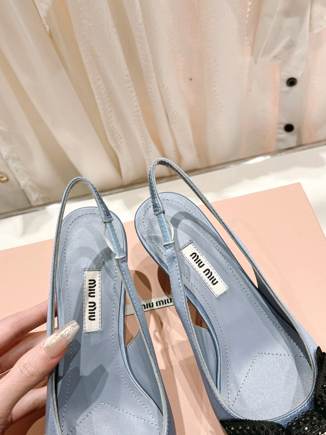 Новинка сезона весна/лето 2023 от Miu Miu - Босоножки на высоком каблуке с острым носком, украшенные стразами - высота 6 см - Серые