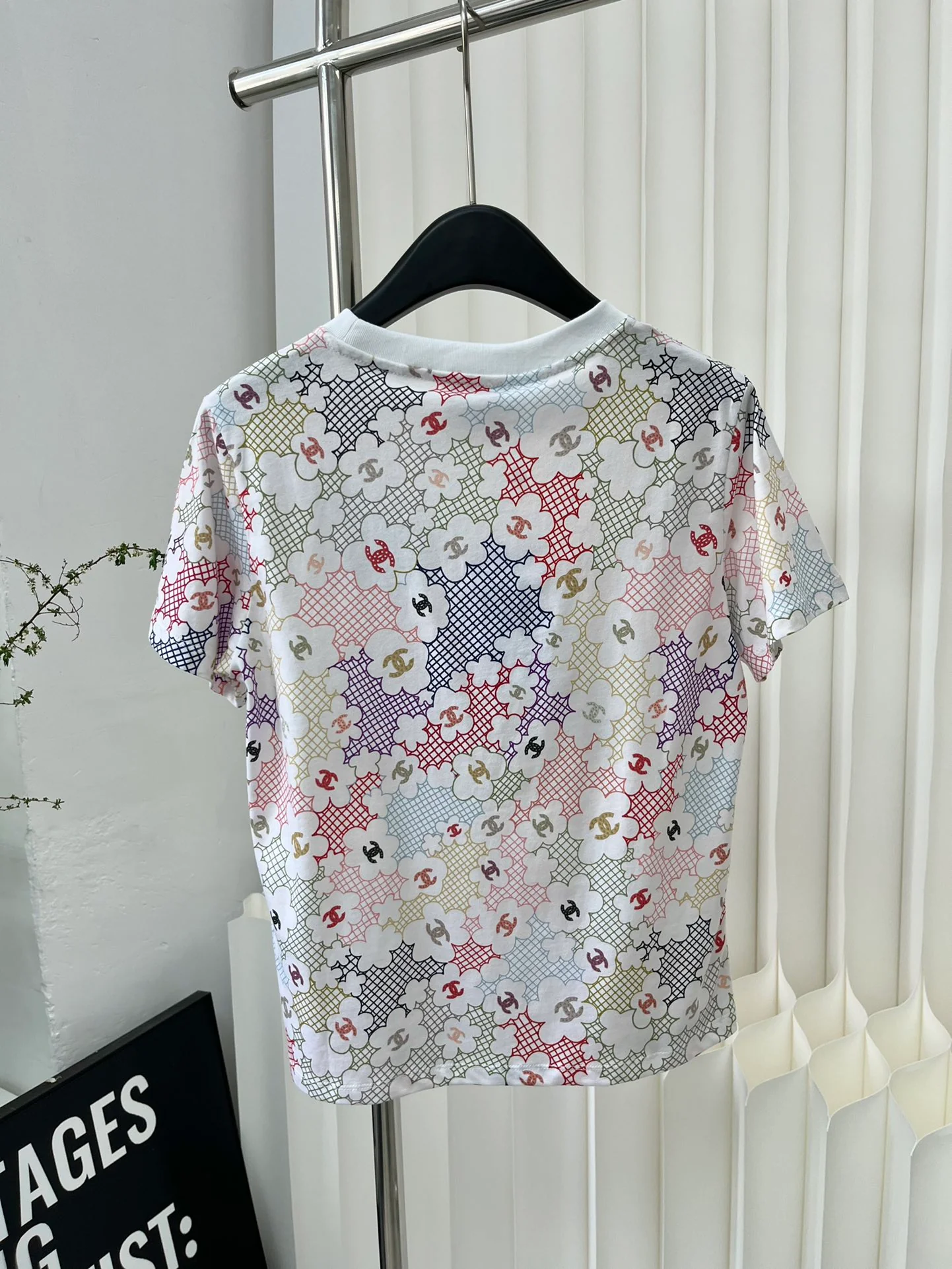 Футболка в стиле Chanel - 2403 - с сетчатым принтом, изготовленная на заказ из мерсеризованного хлопка.