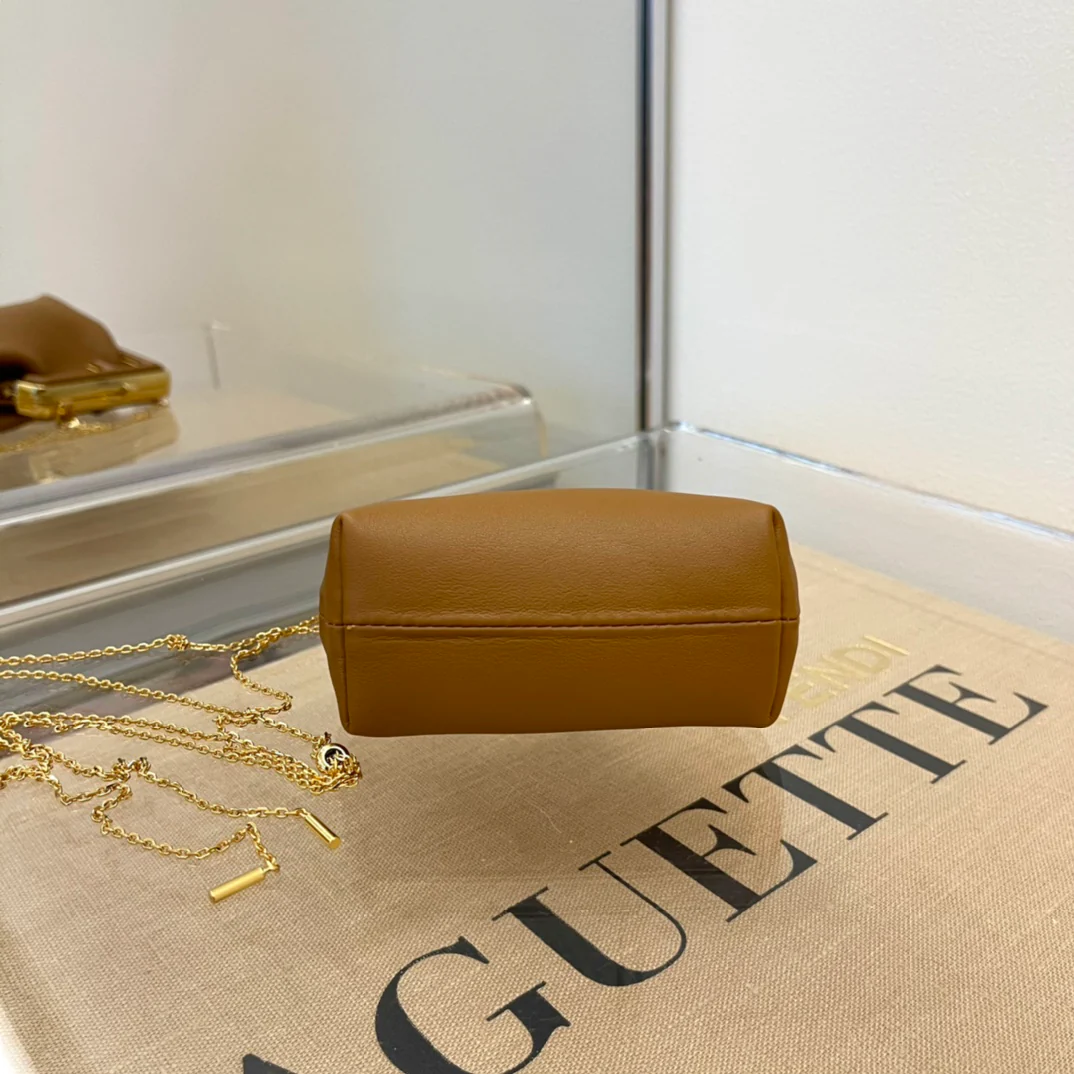 Первый шарм от Fendi - коричневая кожа наппа.