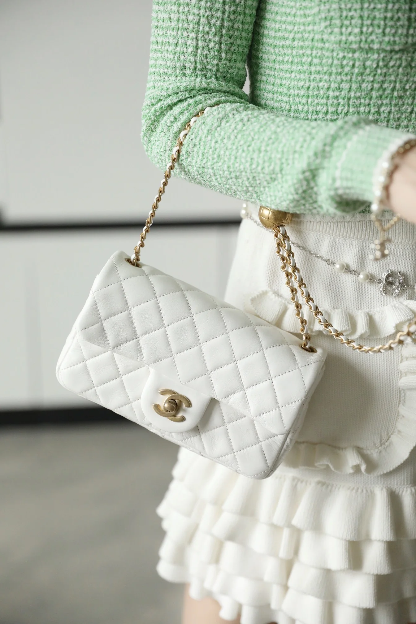 Chanel - Золотая сумка-клапан с шариком из углеродного волокна - Белая