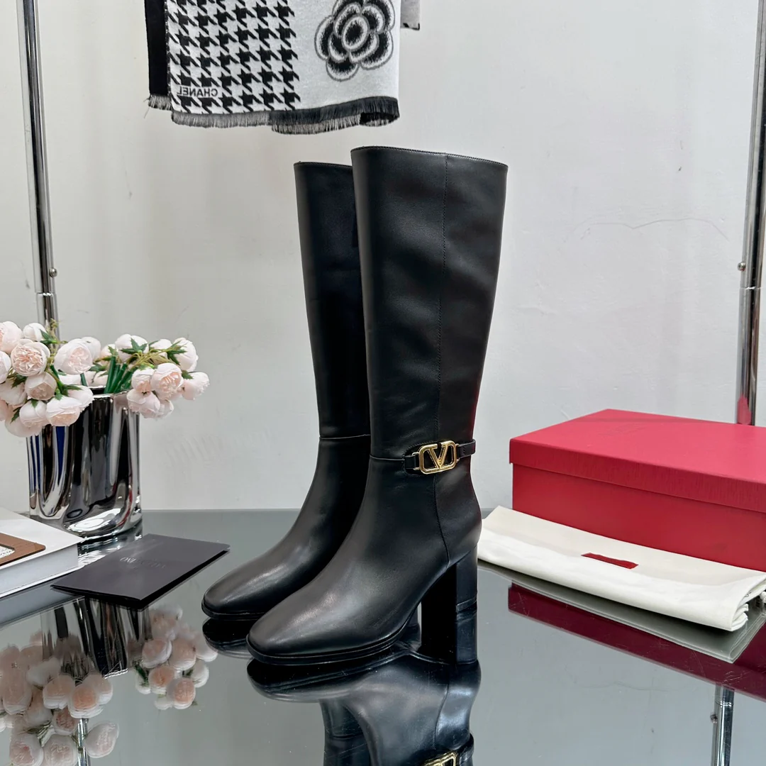 Новинка сезона осень/зима 2023 от Valentino — Ботильоны на массивном каблуке с V-образным логотипом — Черные