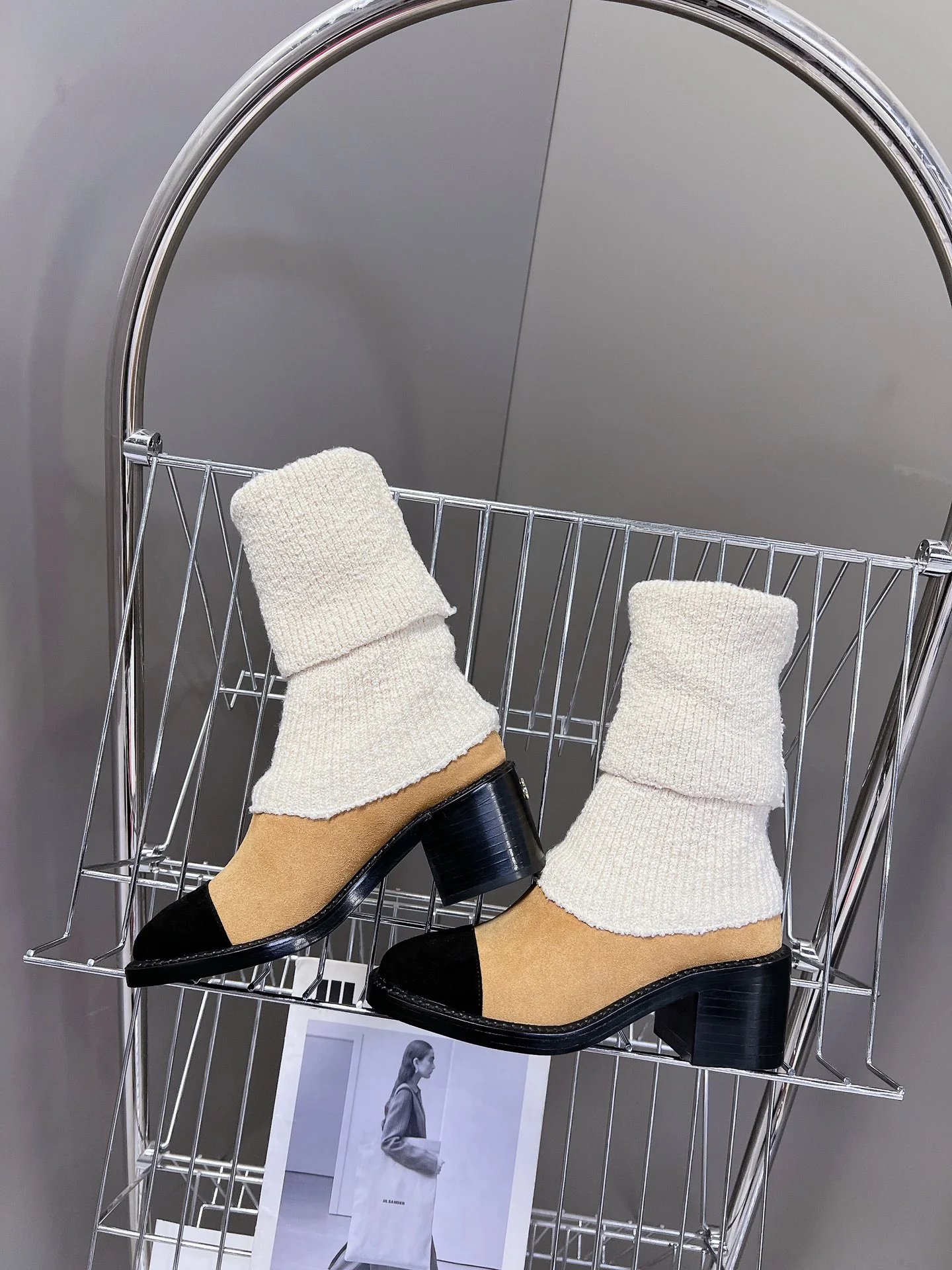 Ботильоны-носки на высоком каблуке Chanel 2024 года - белые