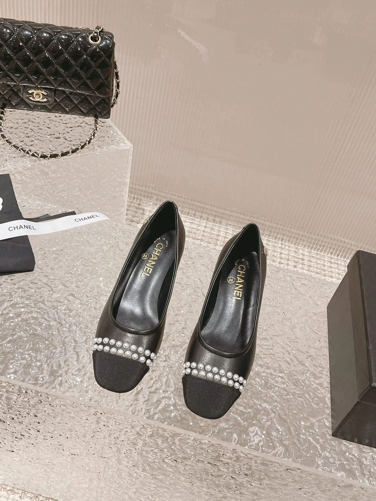 Новинка 2023 года от Chanel - Туфли на низком каблуке с жемчужным верхом - Черные