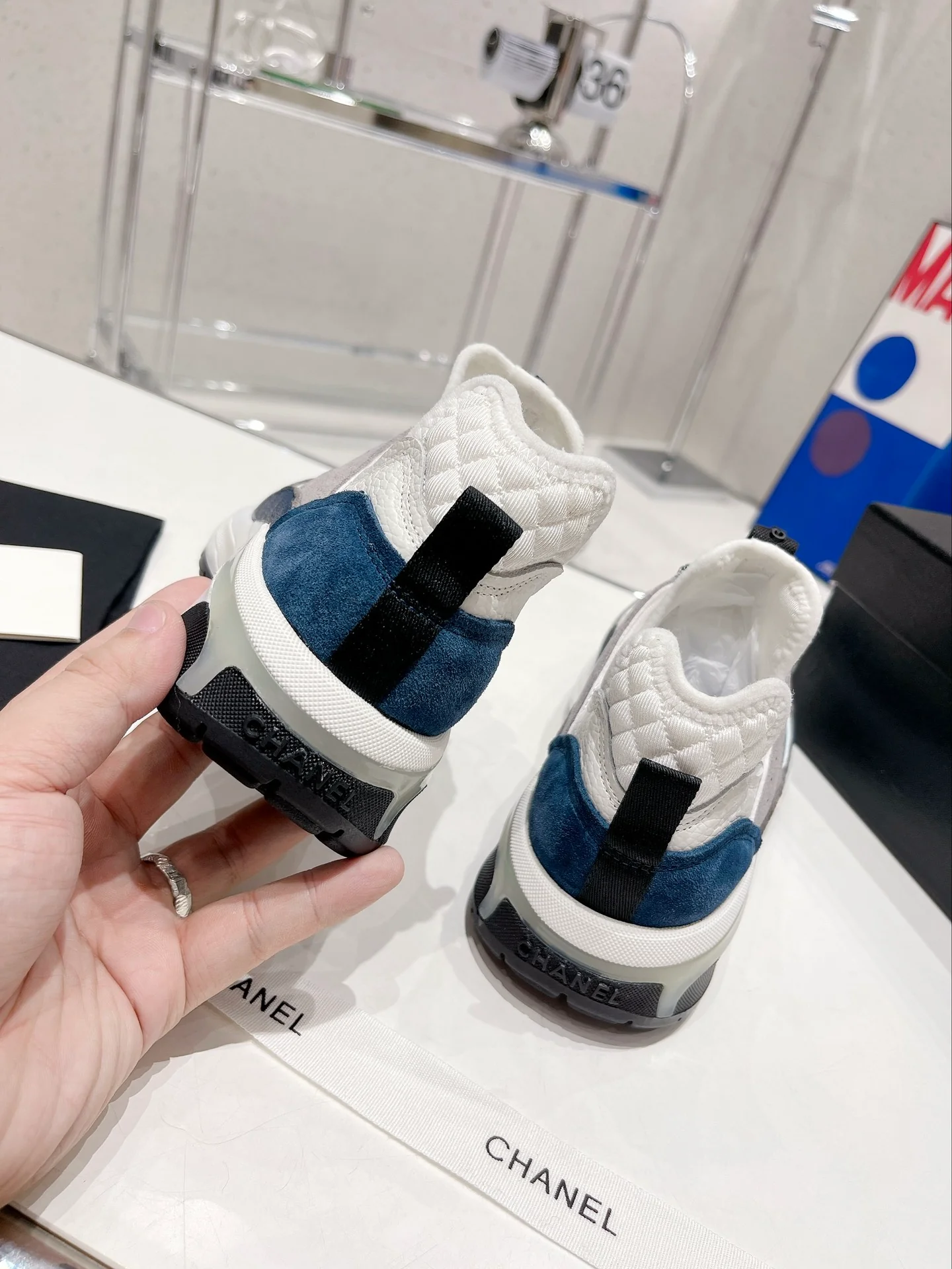 Кроссовки Chanel из лоскутков с показа осенне-зимней коллекции 2022 года.