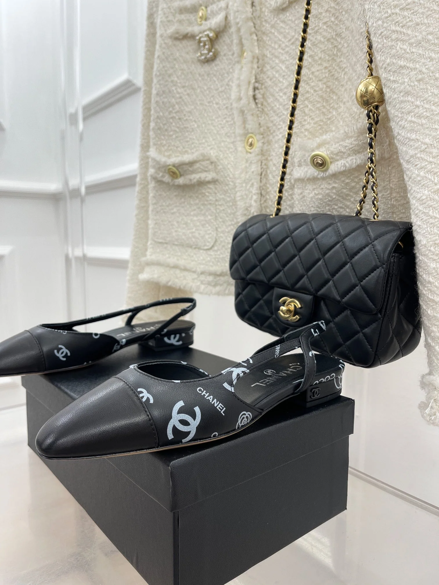 Новинка весны 2023 года от Chanel - Сандалии с принтом и открытой пяткой - Черные