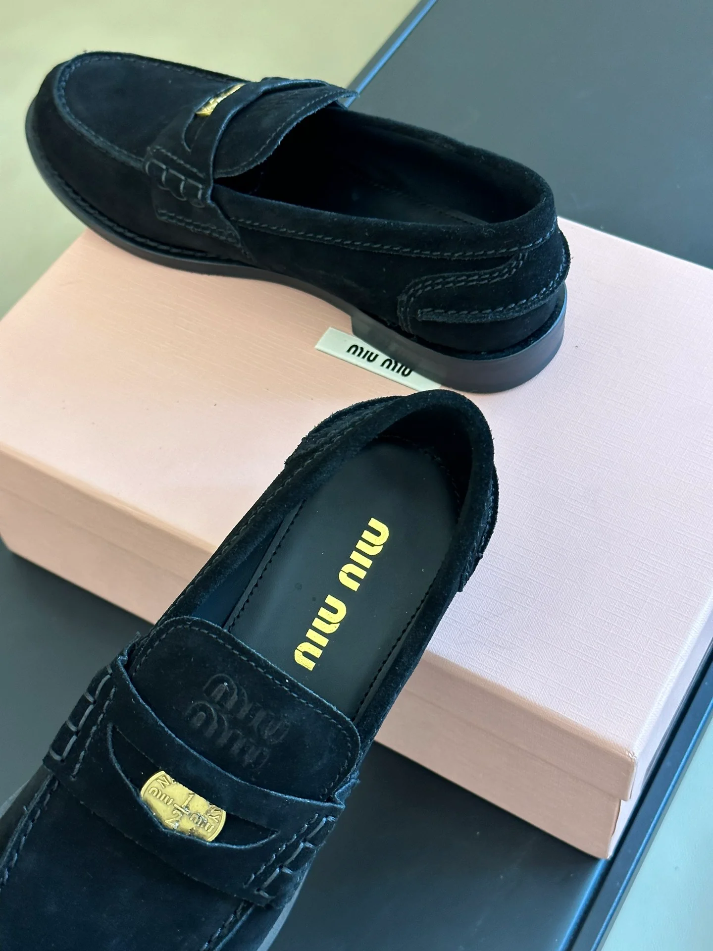 Новинка сезона осень/зима 2023 от Miu Miu - Лоферы Gold Coin - Замшевые, черные