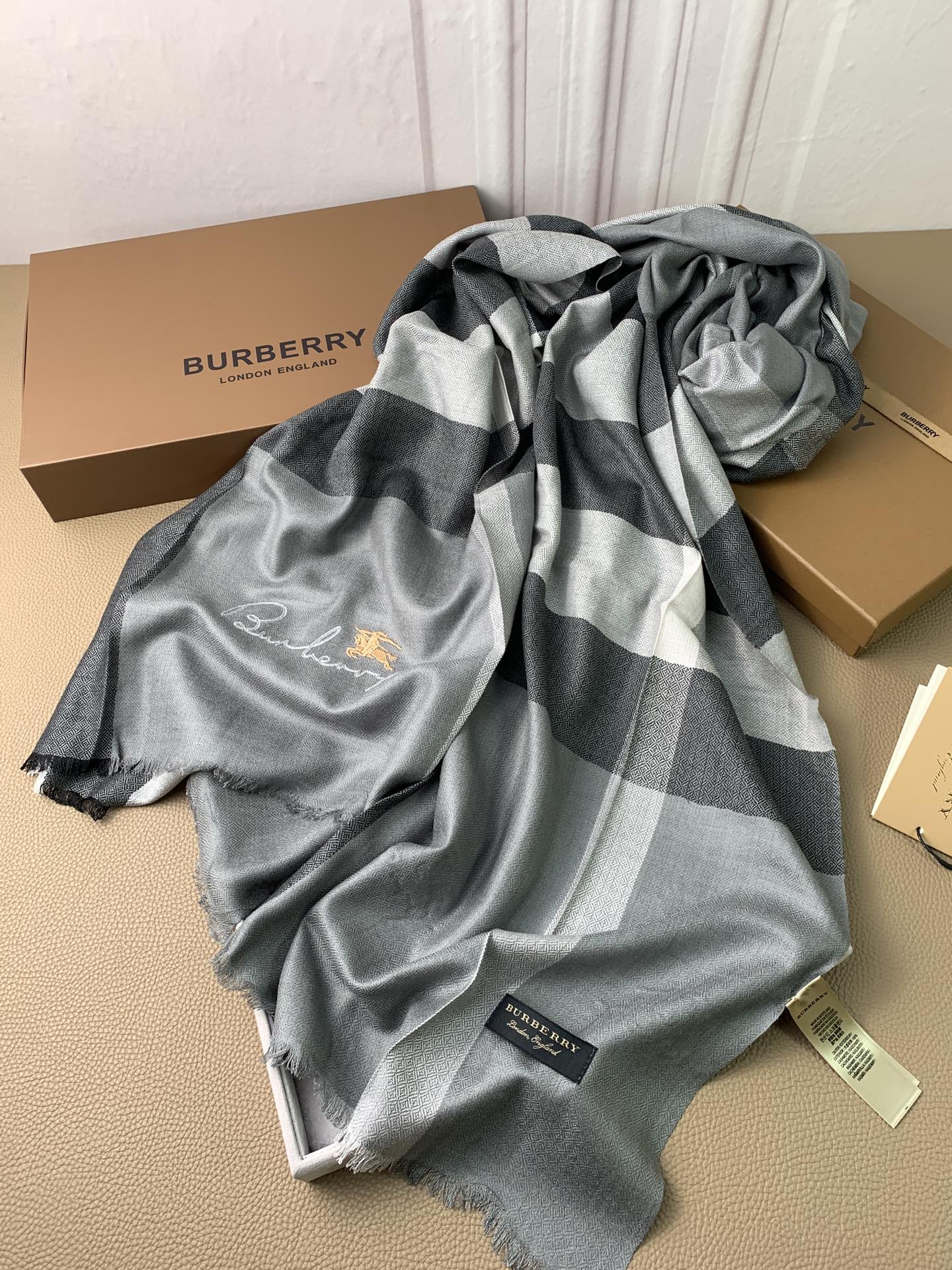 Кашемировый шарф Burberry с вышивкой бриллиантами в виде конской сбруи