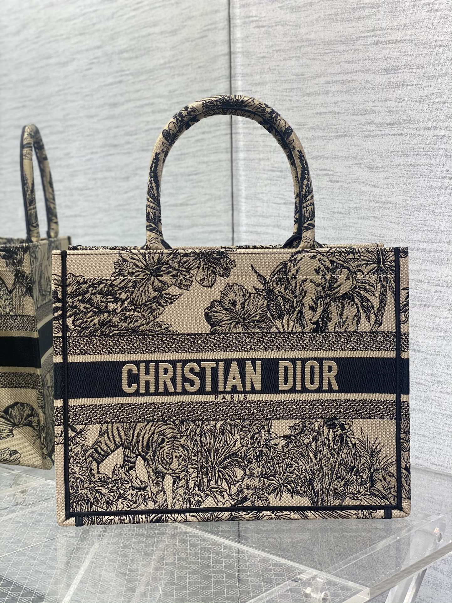 Сумка Dior Book Tote, коллекция Весна/Лето 2023 - Вышивка ?Тигр? - Абрикосовый цвет - Средний размер