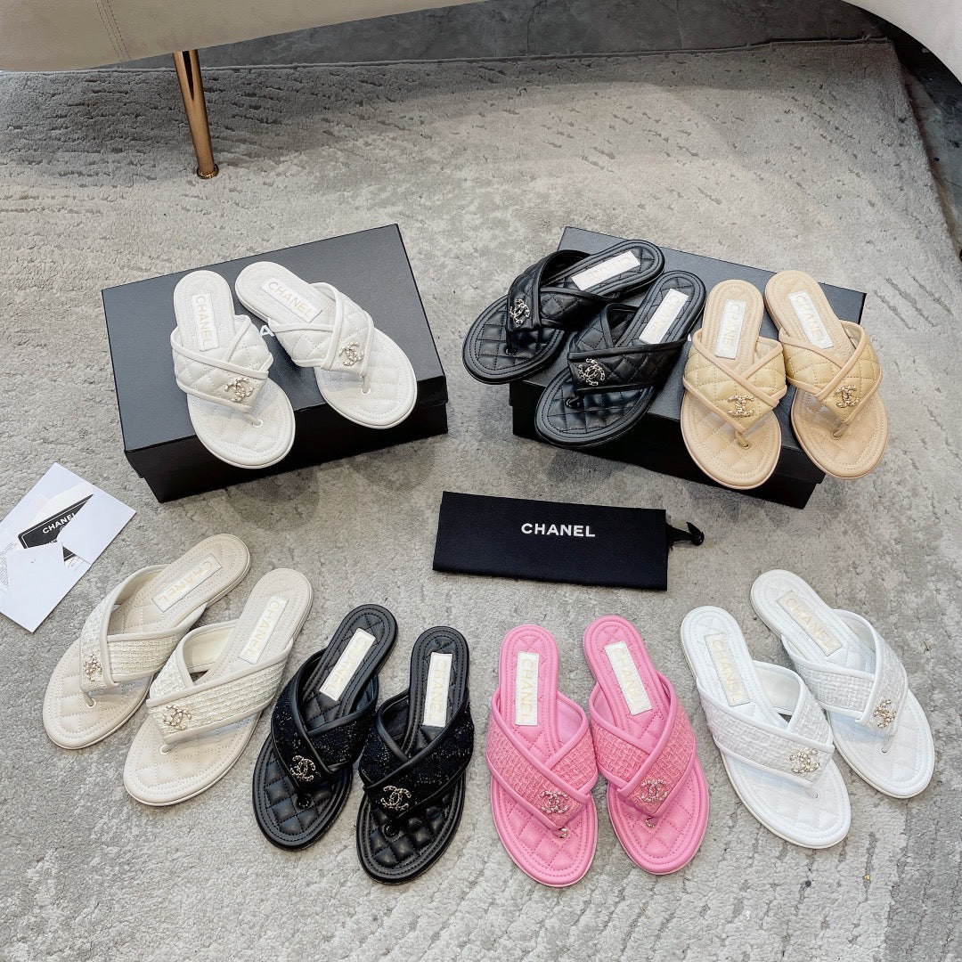 Новинка сезона весна/лето 2023 от Chanel - шерстяные тапочки с вышитым ромбовидным узором - белые.