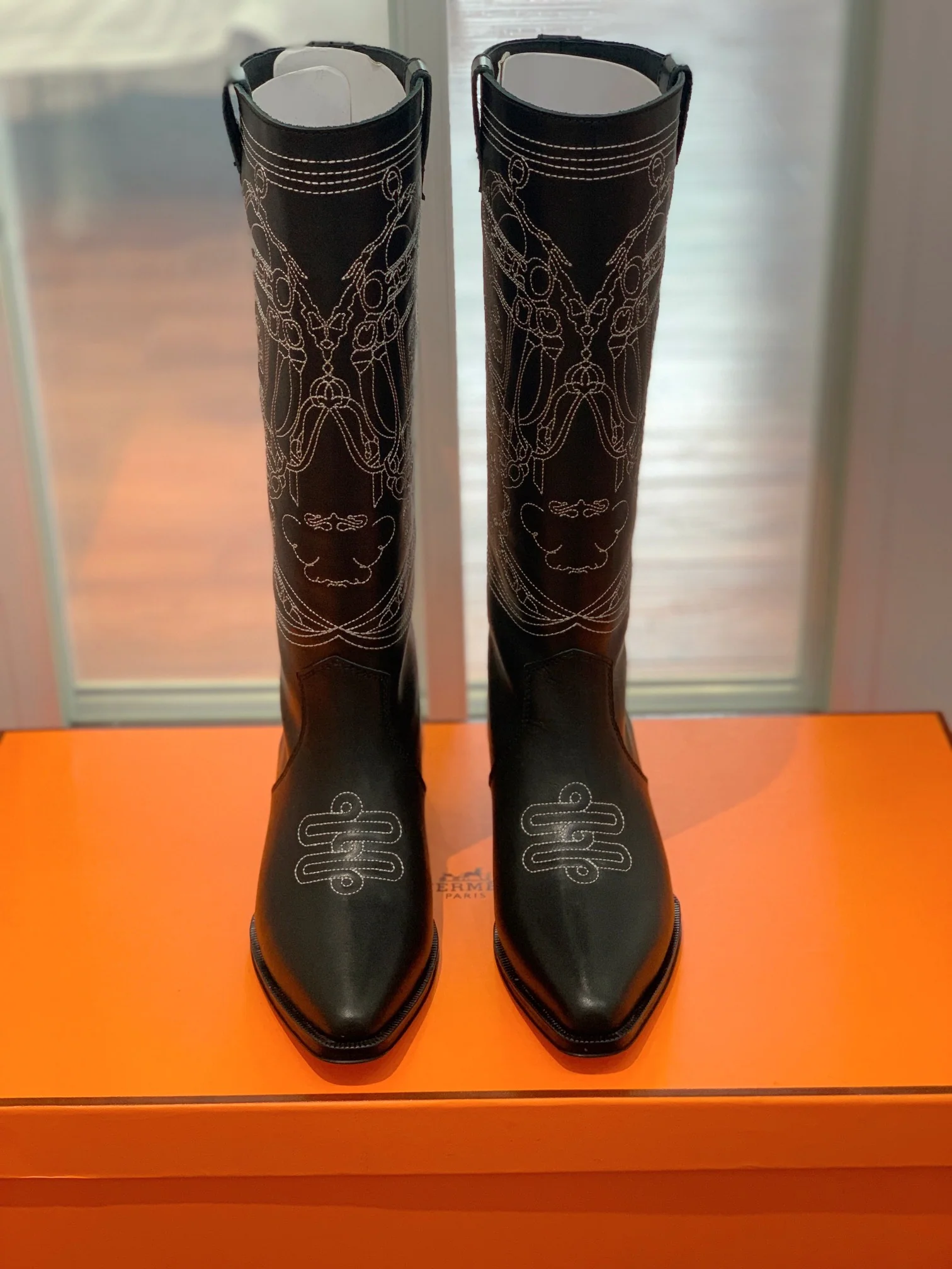 Новинка сезона осень/зима 2022 от Hermes - Вышитые высокие сапоги - 2