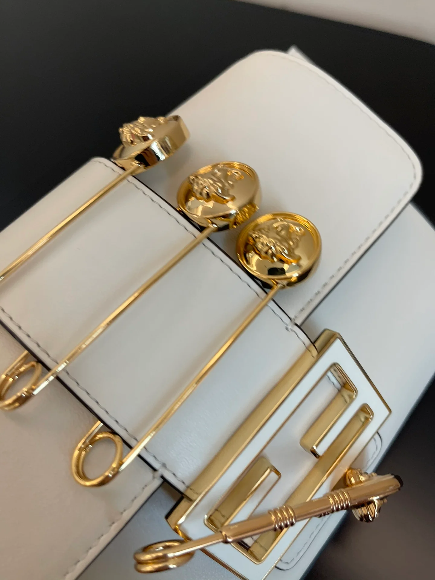 Сумка-багет Fendi Andace, маленькая, белая.