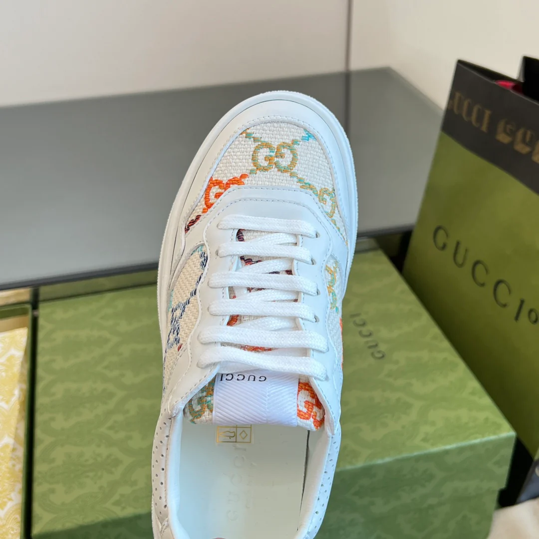 Gucci - Новинка сезона осень/зима 2022 - Белые кроссовки с вышивкой