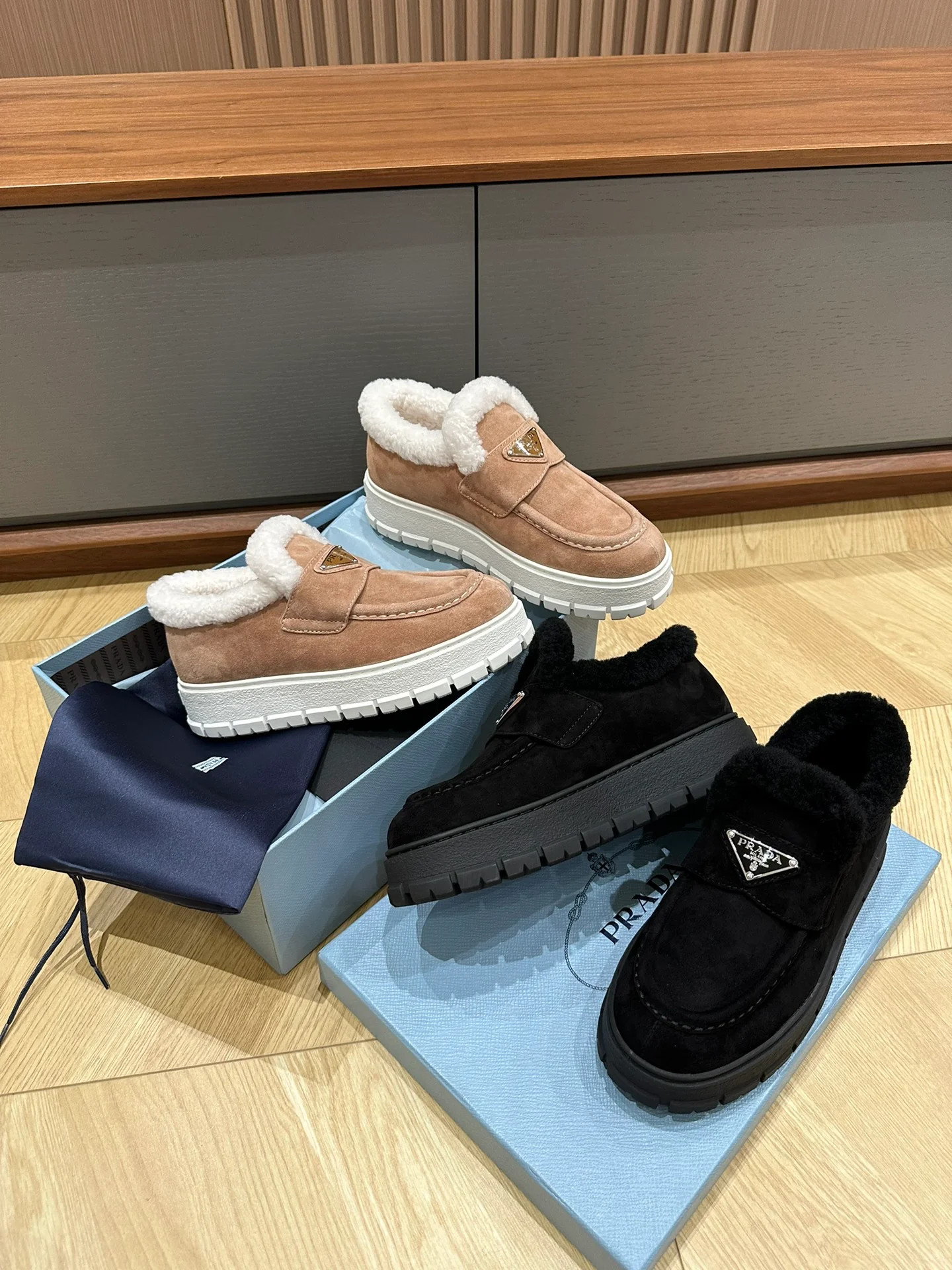 Prada - Замшевые шерстяные лоферы - Черные