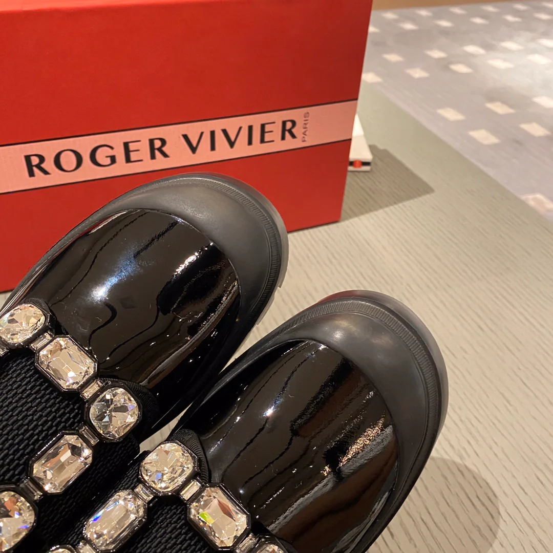 Кроссовки из лакированной кожи с пряжкой