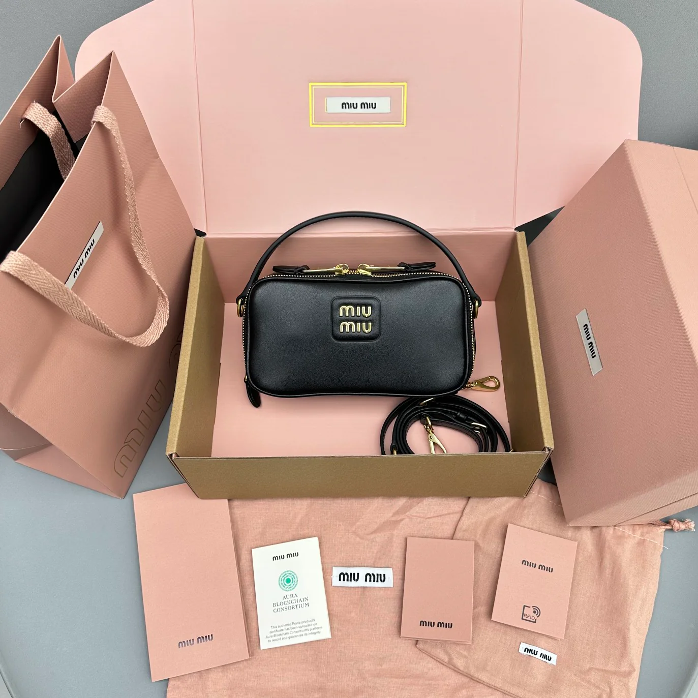 Сумка/кроссбоди для фотоаппарата Miu Miu из осенне-зимней коллекции - полностью кожаная, черная.