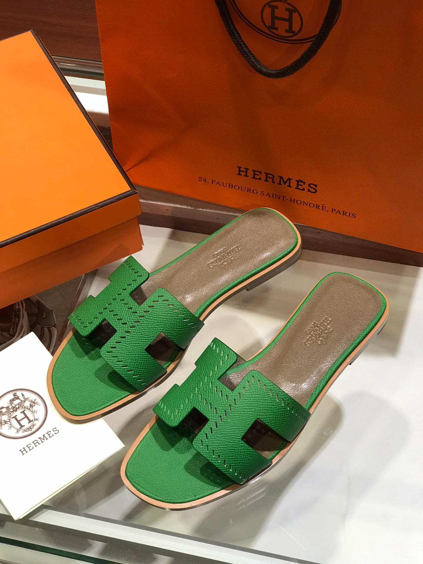 Новинка весны 2022 года от Hermes - плоские тапочки H - 3