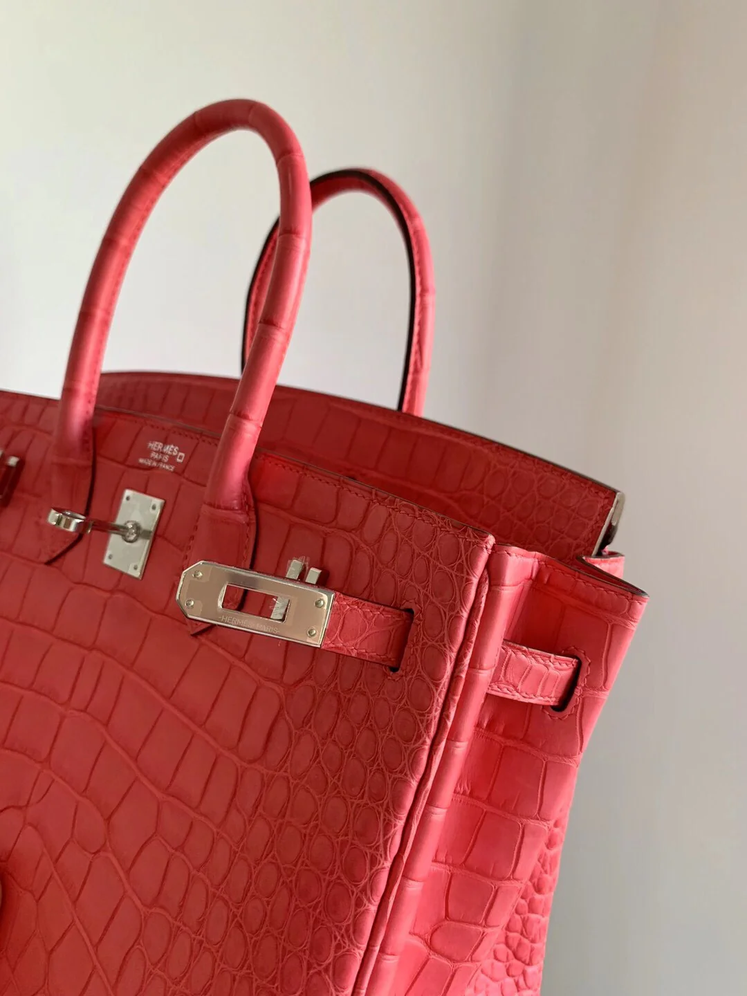 Сумка Hermes Birkin 25 из кожи американского аллигатора, формат A5, ручка из крокодиловой кожи, азалия, серебряная пуговица.